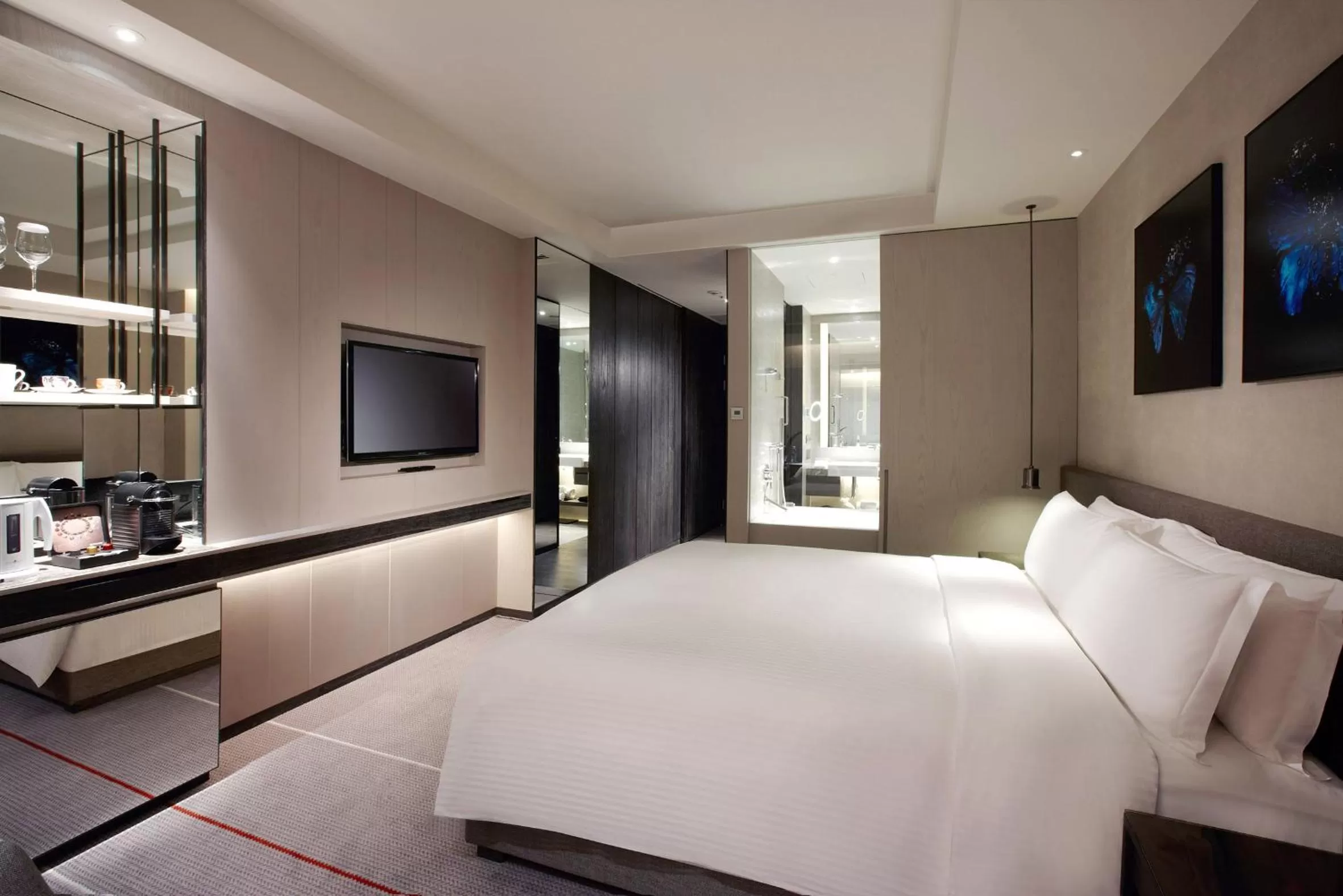 Deluxe King Room - High Floor in Humble House Taipei, Curio Collection by Hilton