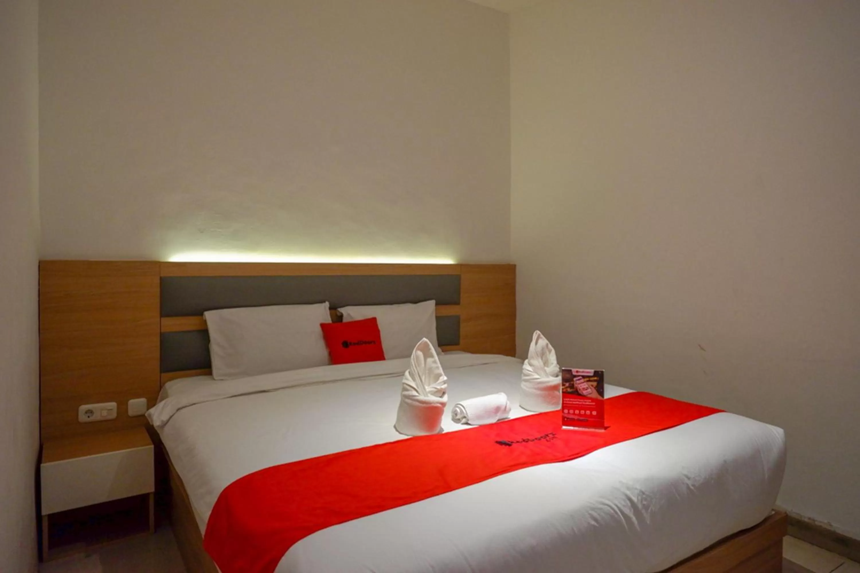 Superior Double Room in RedDoorz Plus @ Losari Makassar