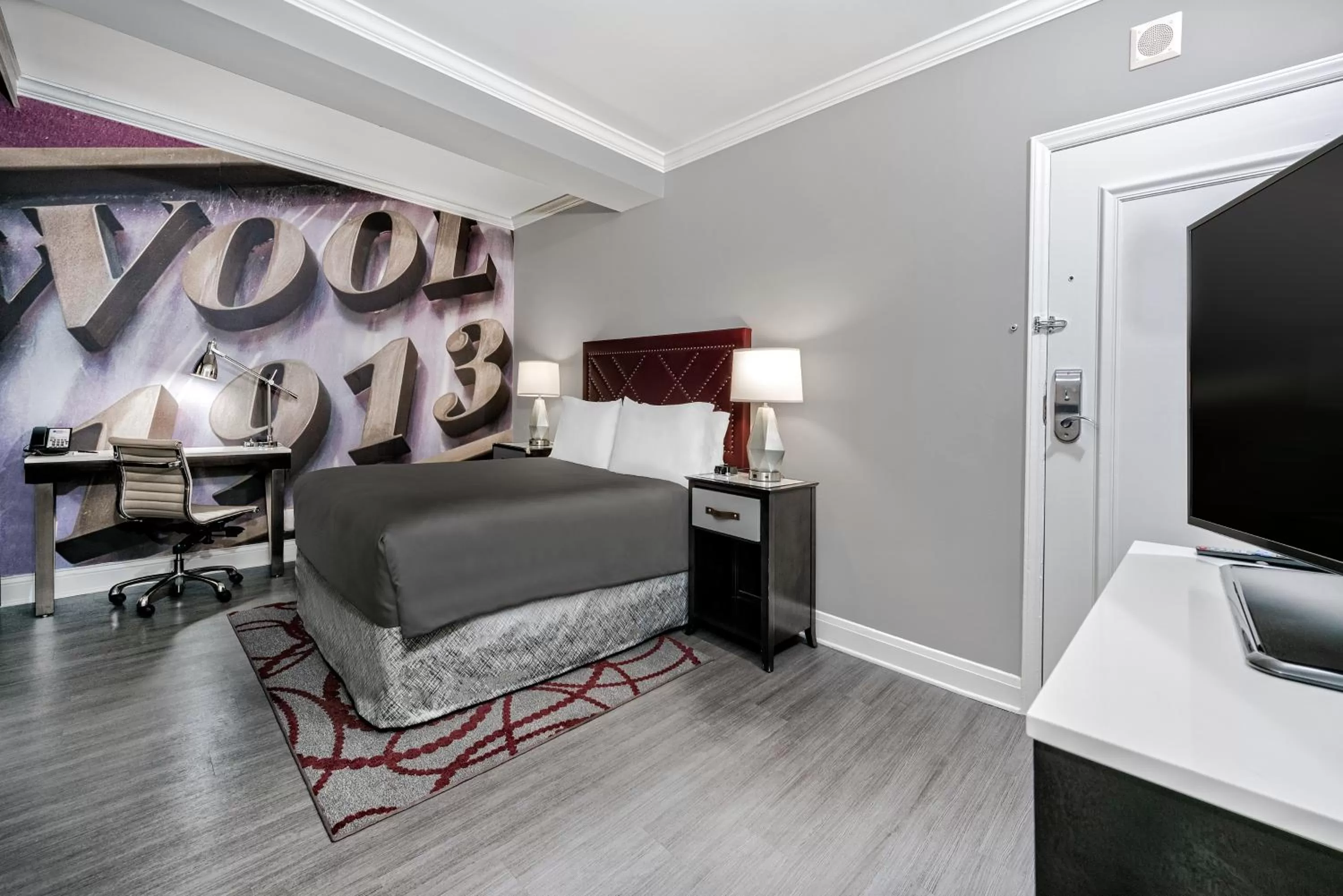 Standard Queen Room with Roll-in Shower - Mobility Access in Hotel Indigo Dallas Downtown by IHG