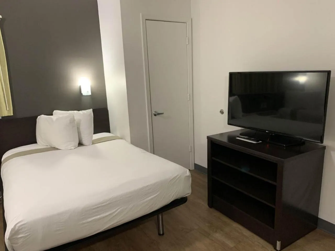 Superior Queen Room - Non-Smoking in Studio 6-Hampton, VA - Langley AFB Area