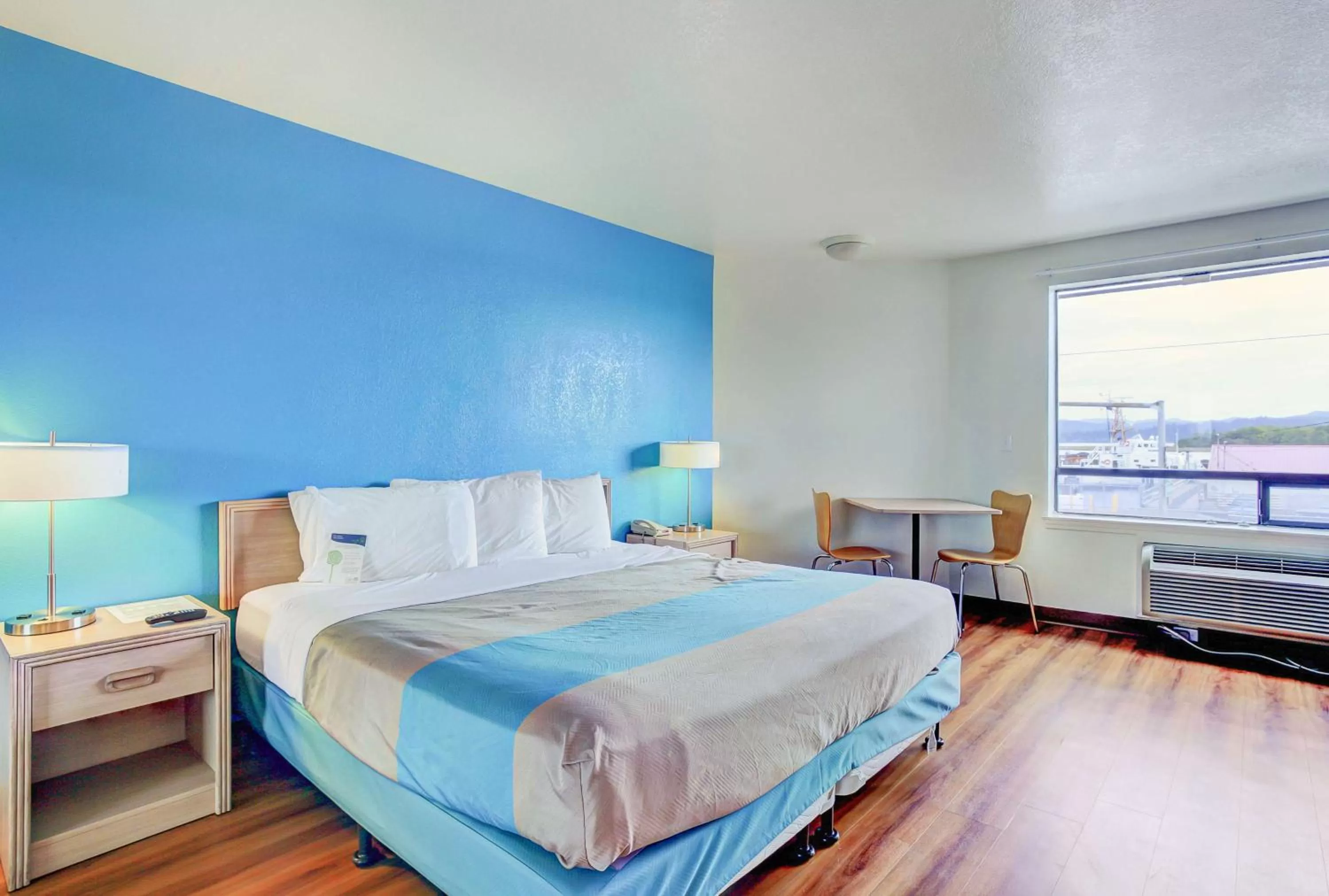 Standard King Room in Motel 6-Coos Bay, OR
