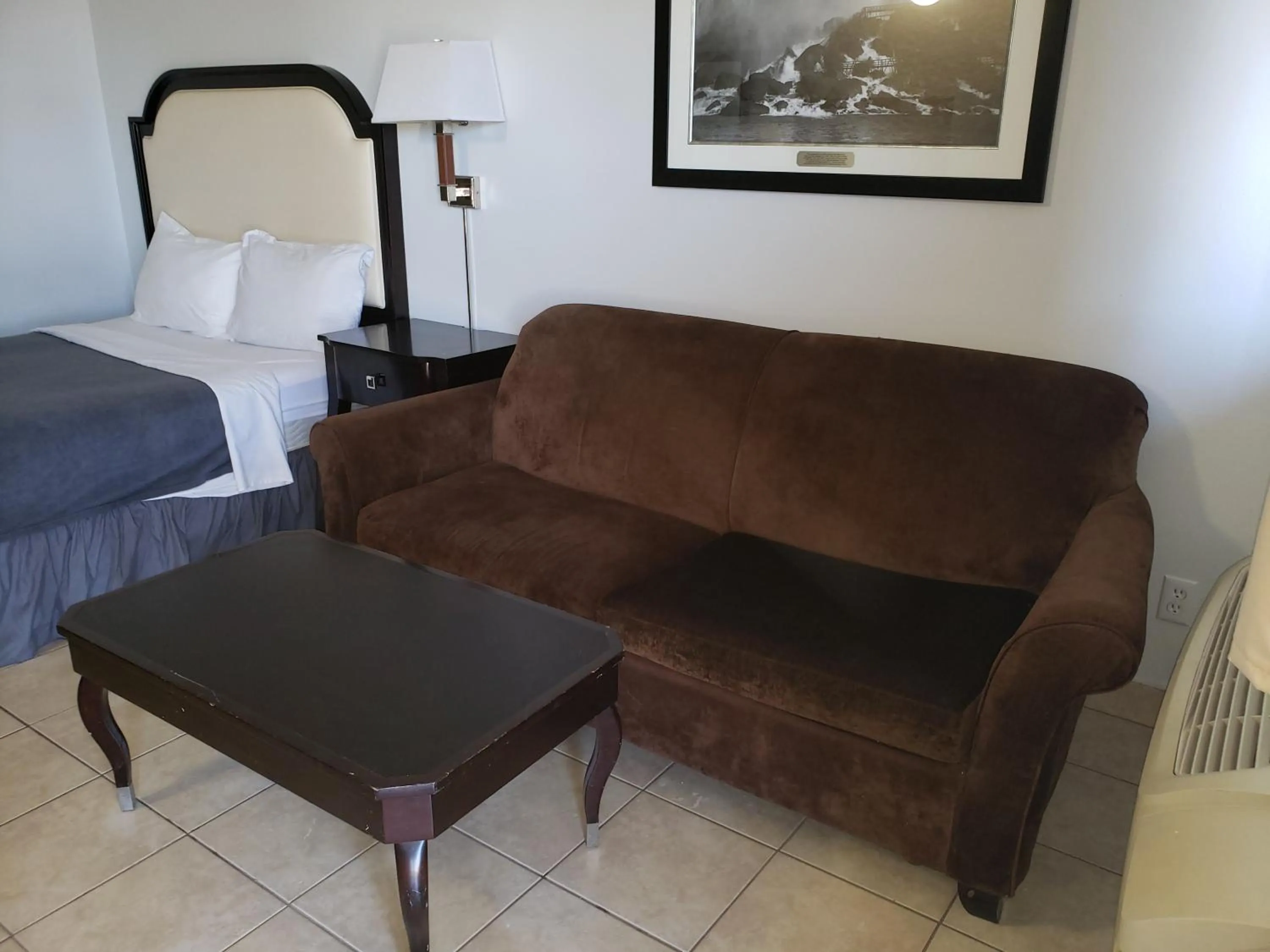 Queen Room in Niagara Falls Courtside Inn