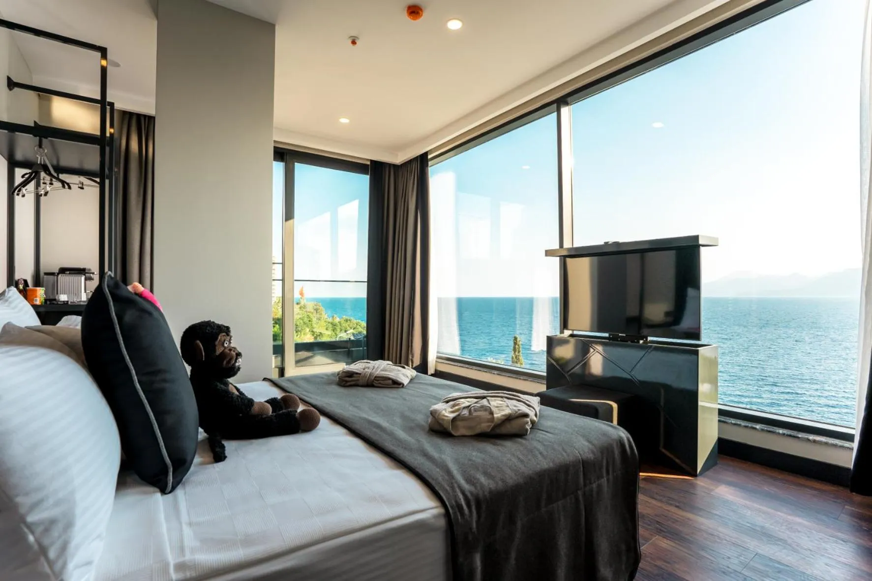 Double Room with Balcony and Sea View in Lucky Monkey Hotel