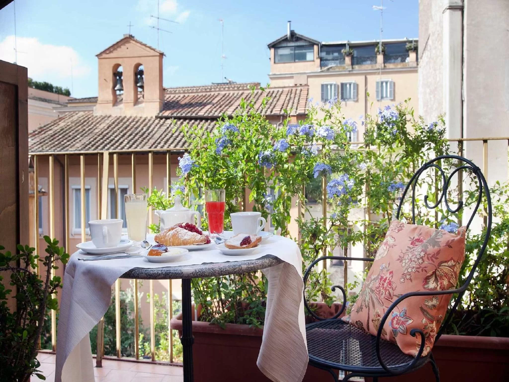 Balcony/Terrace in Pantheon Inn