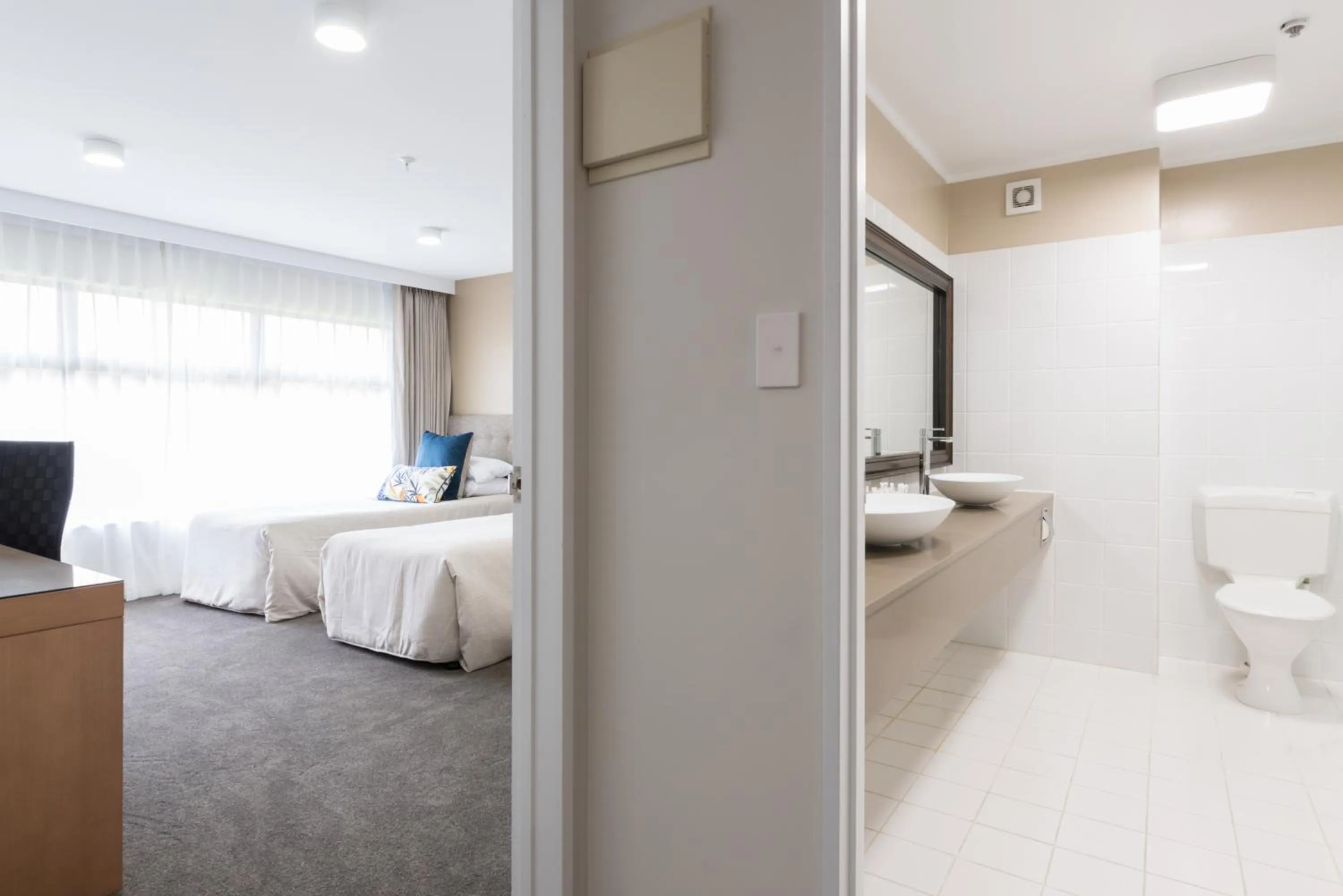 Bedroom, Bed in Distinction Hamilton Hotel & Conference Centre