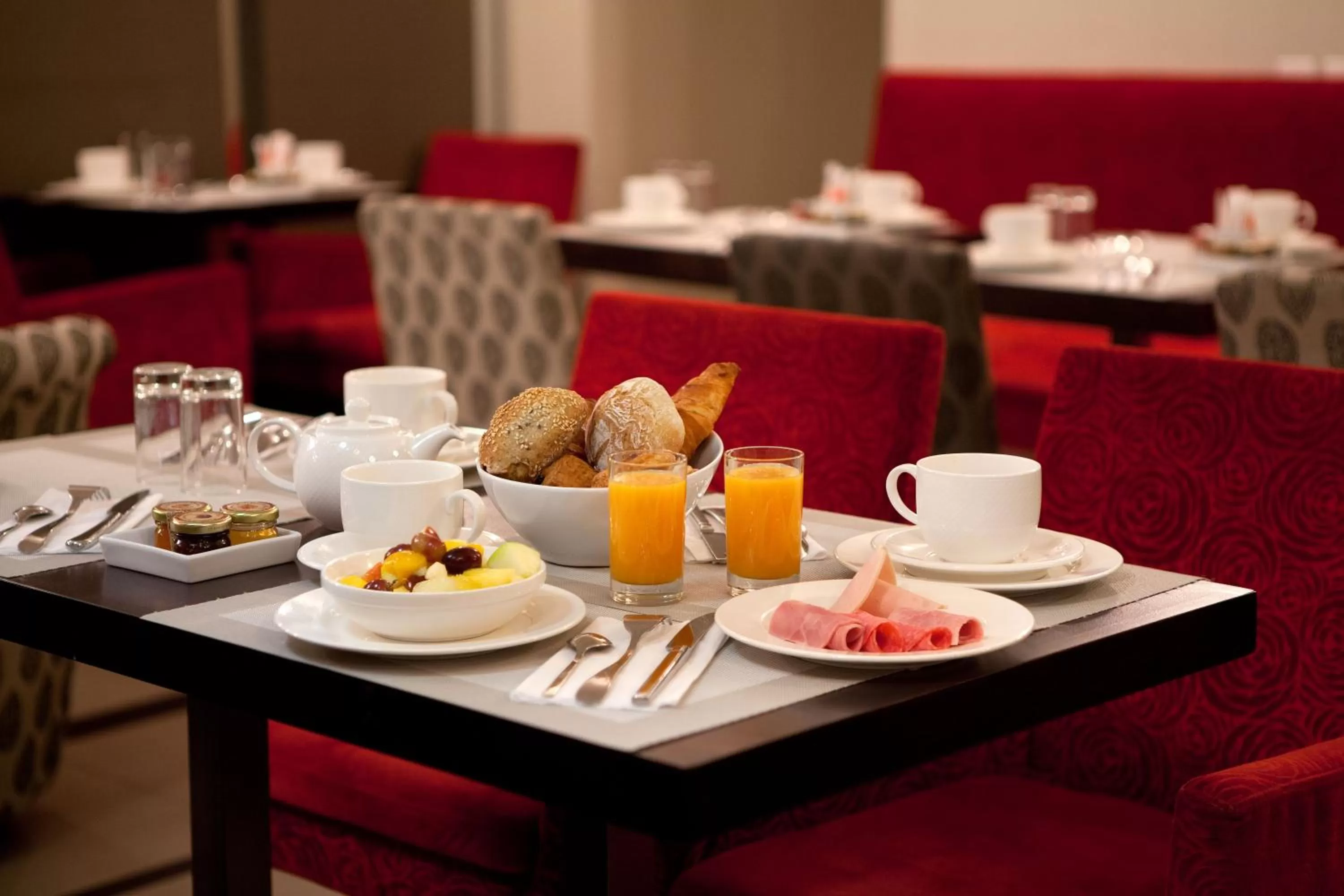 Restaurant/places to eat in Hotel Eiffel Seine