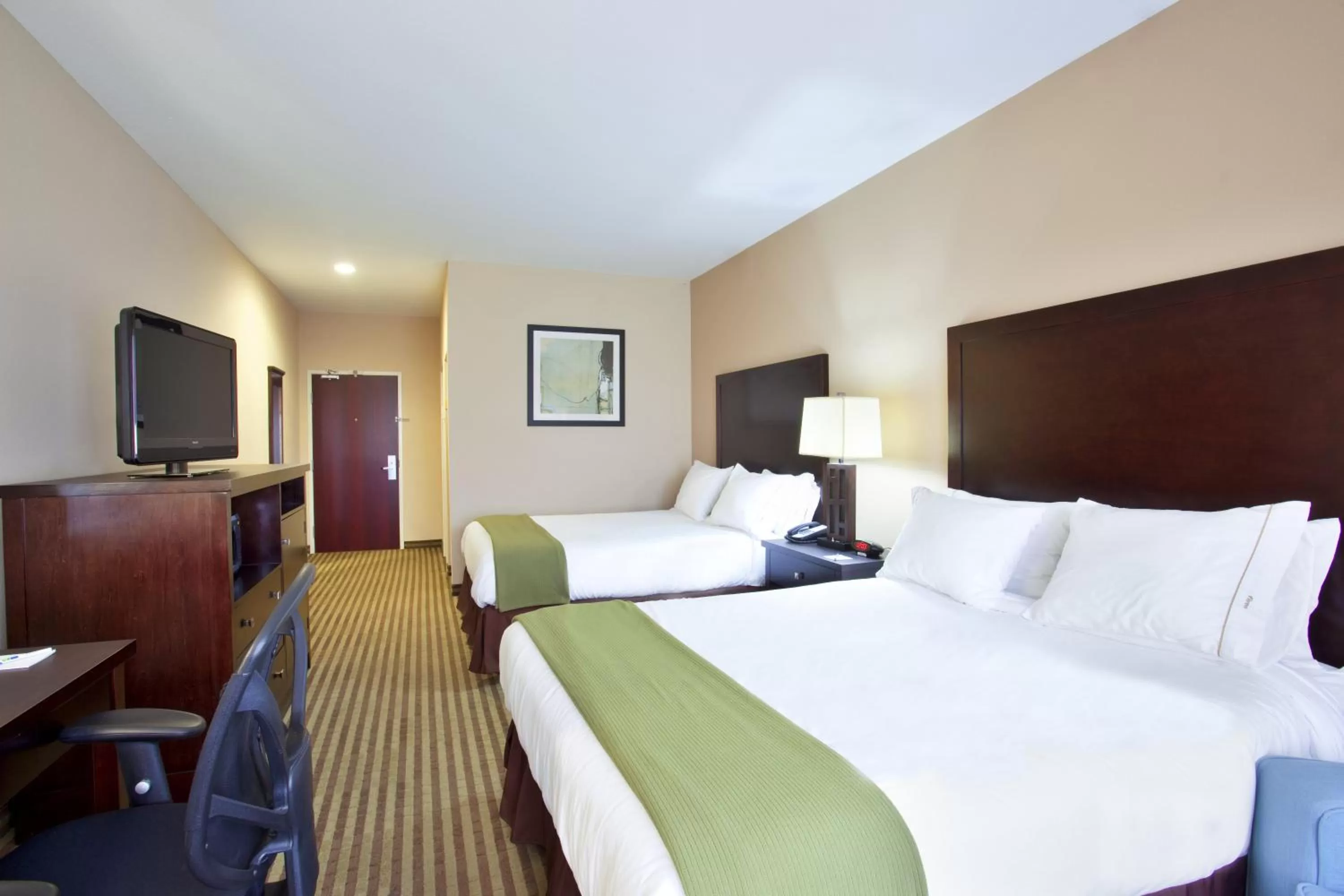 Queen Room with Two Queen Beds in Holiday Inn Express Le Roy, an IHG Hotel