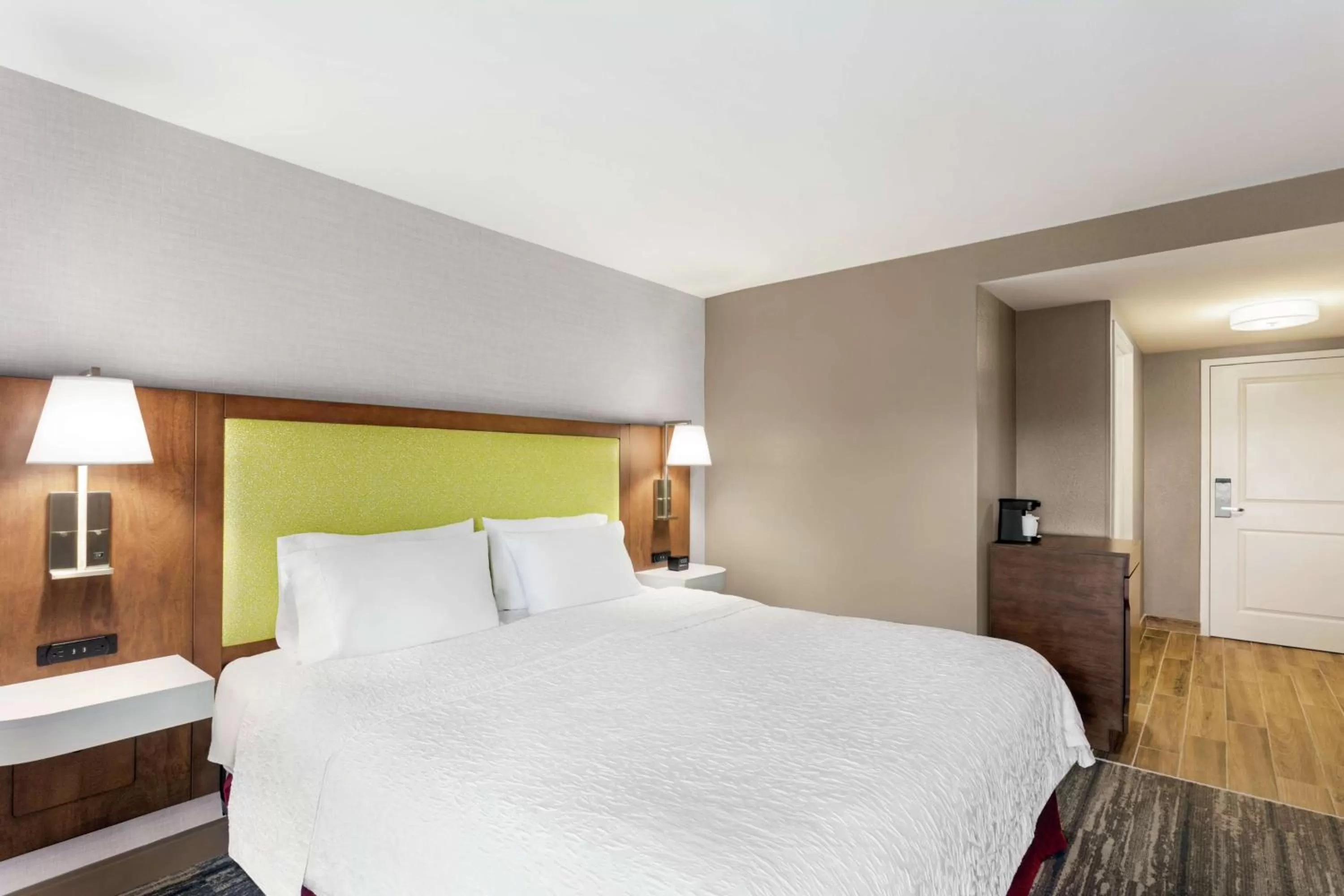 King Room with Bath Tub - Mobility Accessible/Non-Smoking in Hampton Inn Milwaukee Brookfield