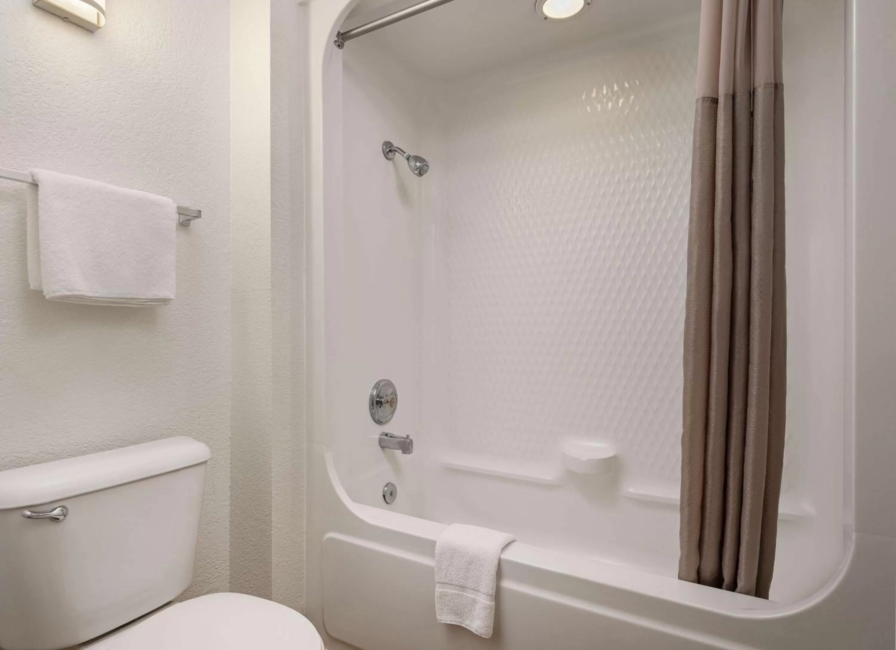 Deluxe Queen Room in Motel 6-Buena Park, CA - Knotts Berry Farm - Disneyland