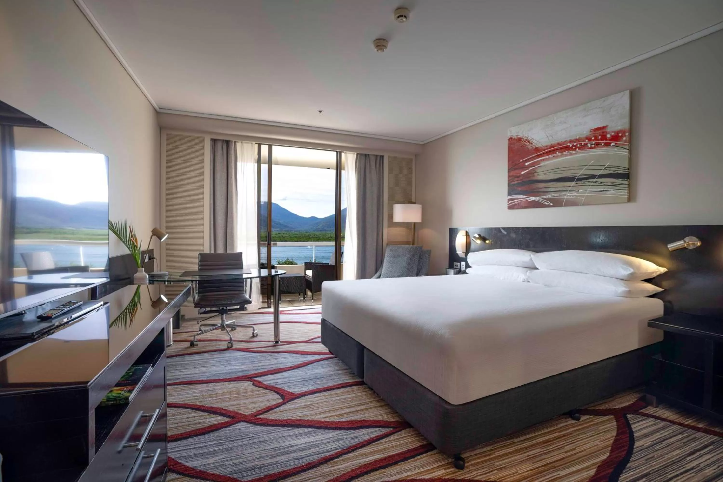 Deluxe King Room with Water View in Hilton Cairns