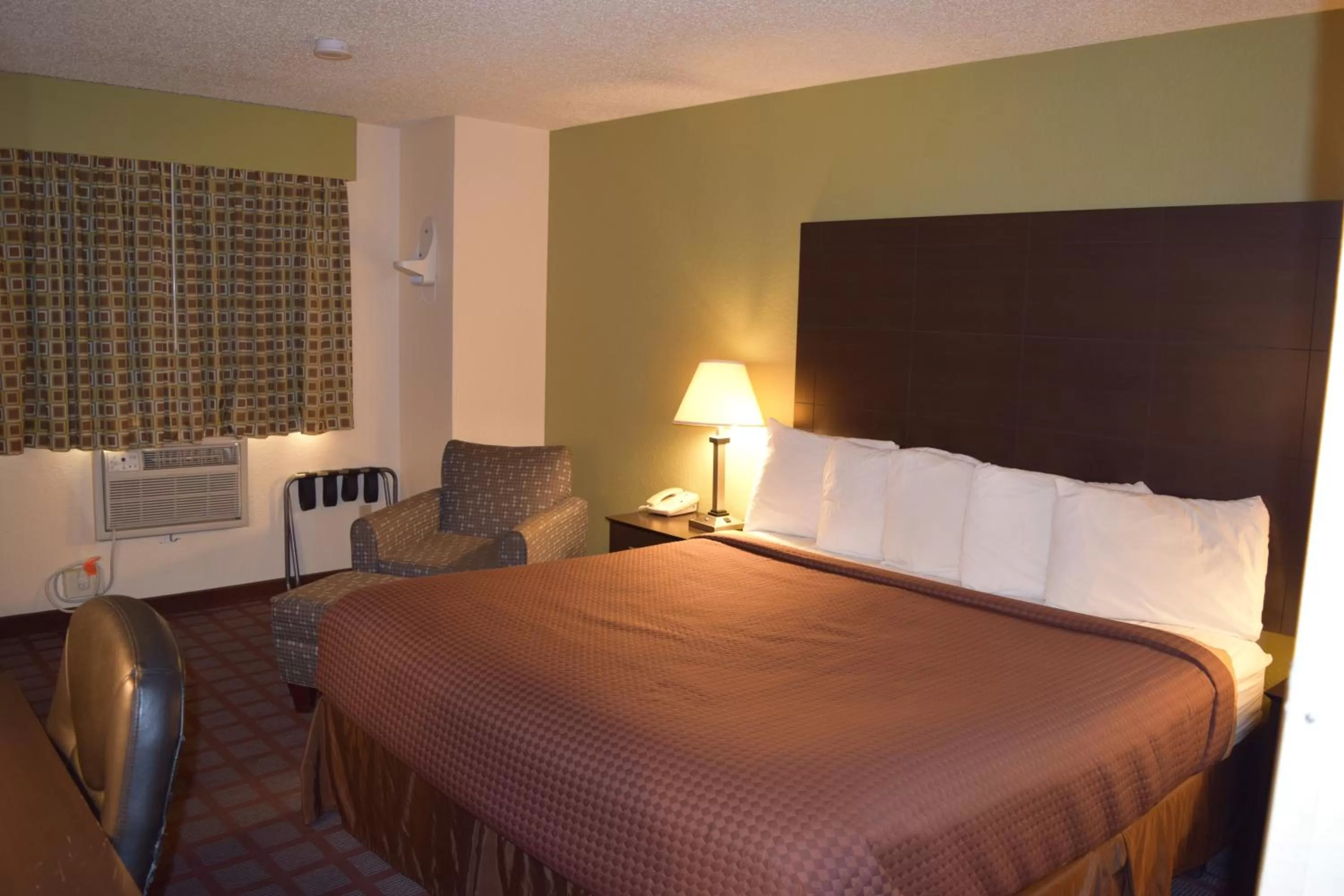 King Room - Mobility Access/Non-Smoking in Super 8 by Wyndham Saginaw