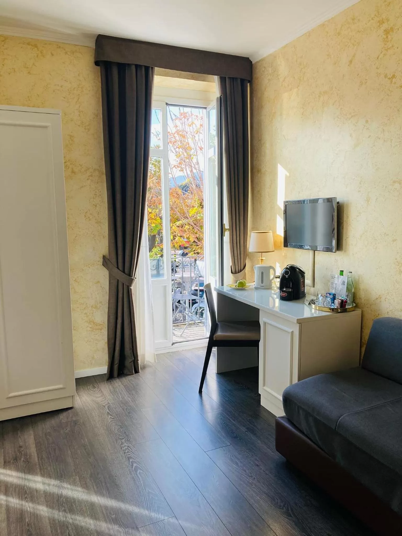 Superior Double Room With Balcony and Partial Lake View in Hotel Millennium