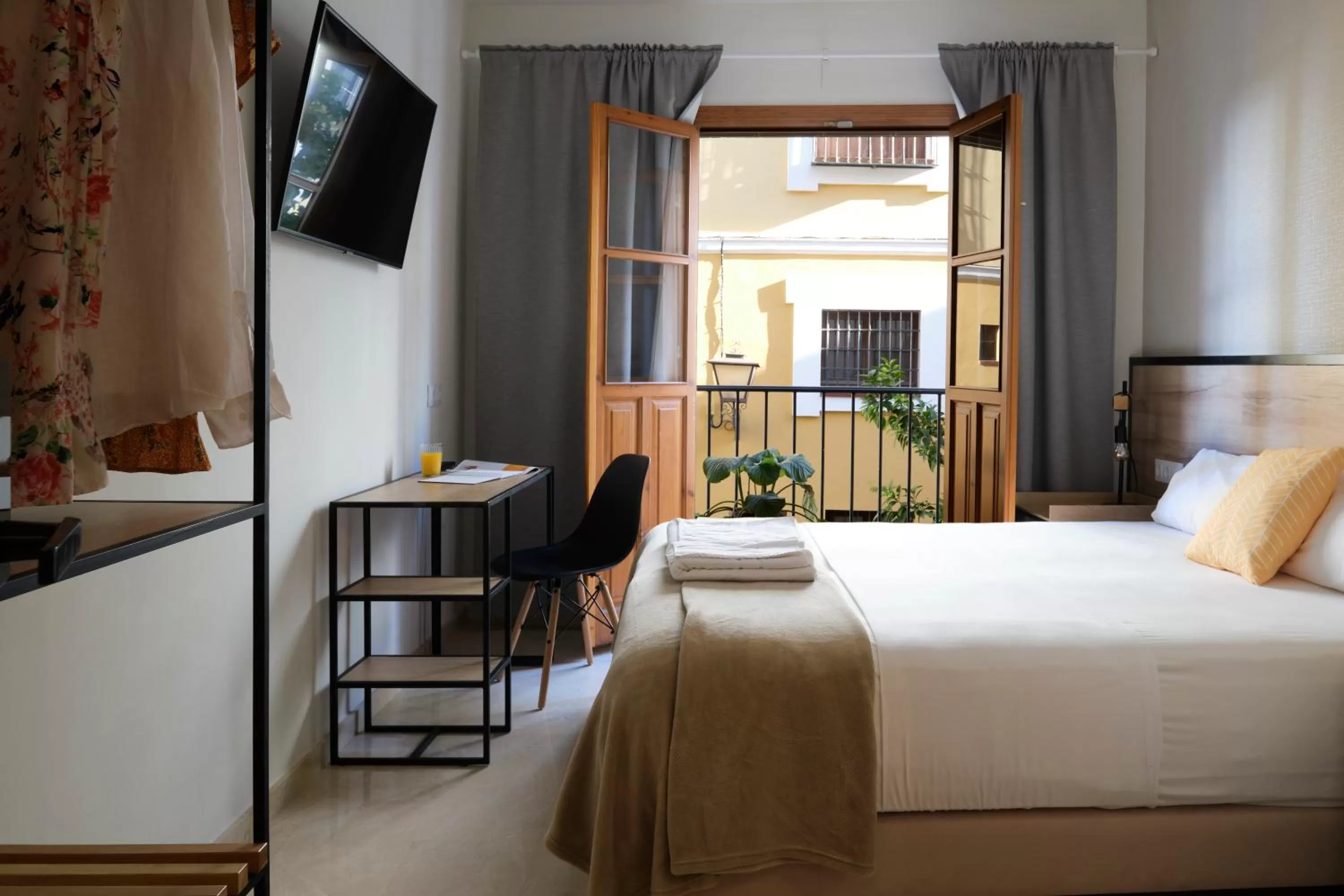 Deluxe Double Room with Balcony in Sweet Sevilla Suites