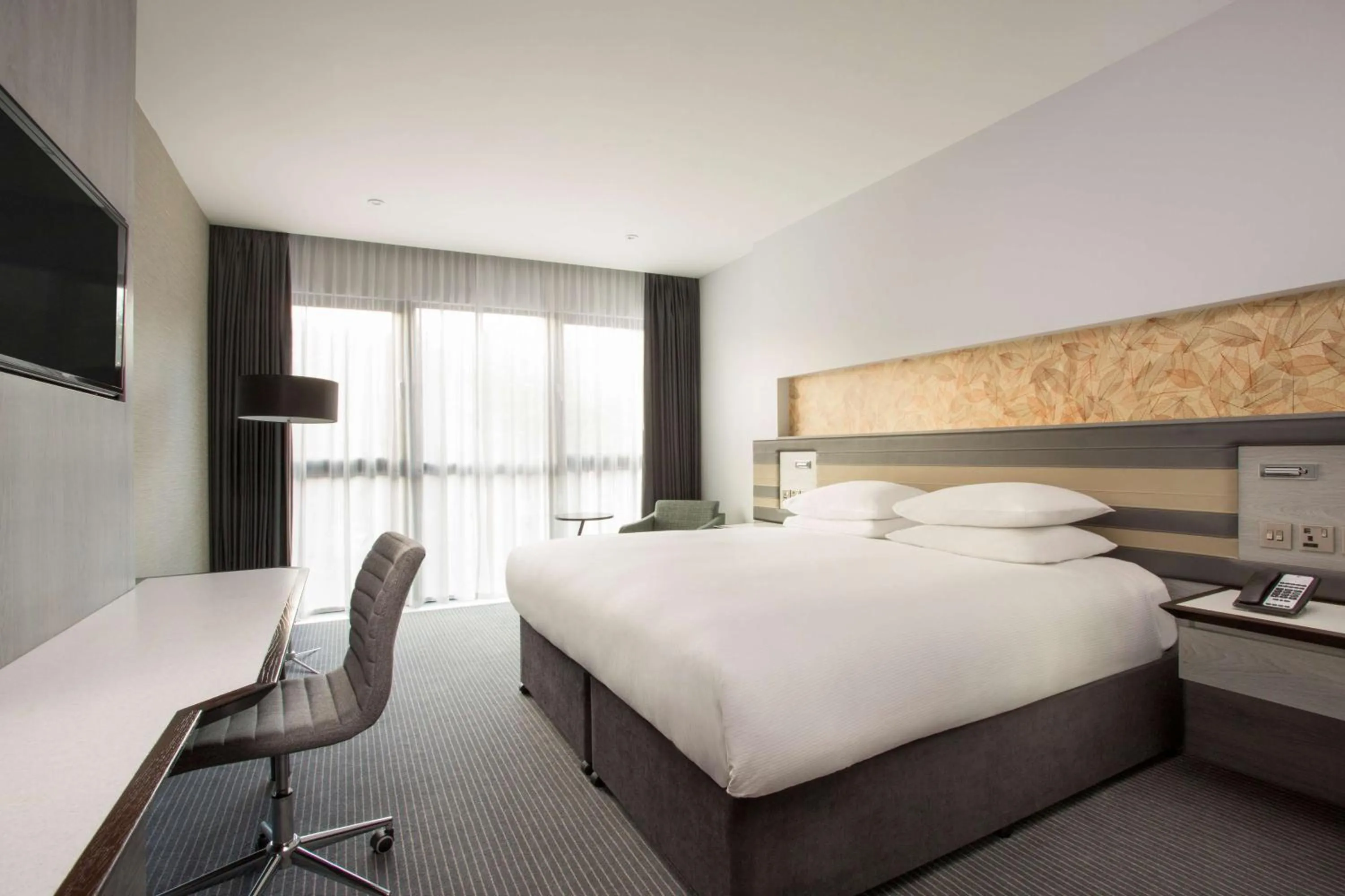 King Guest Room in DoubleTree by Hilton Edinburgh - Queensferry Crossing