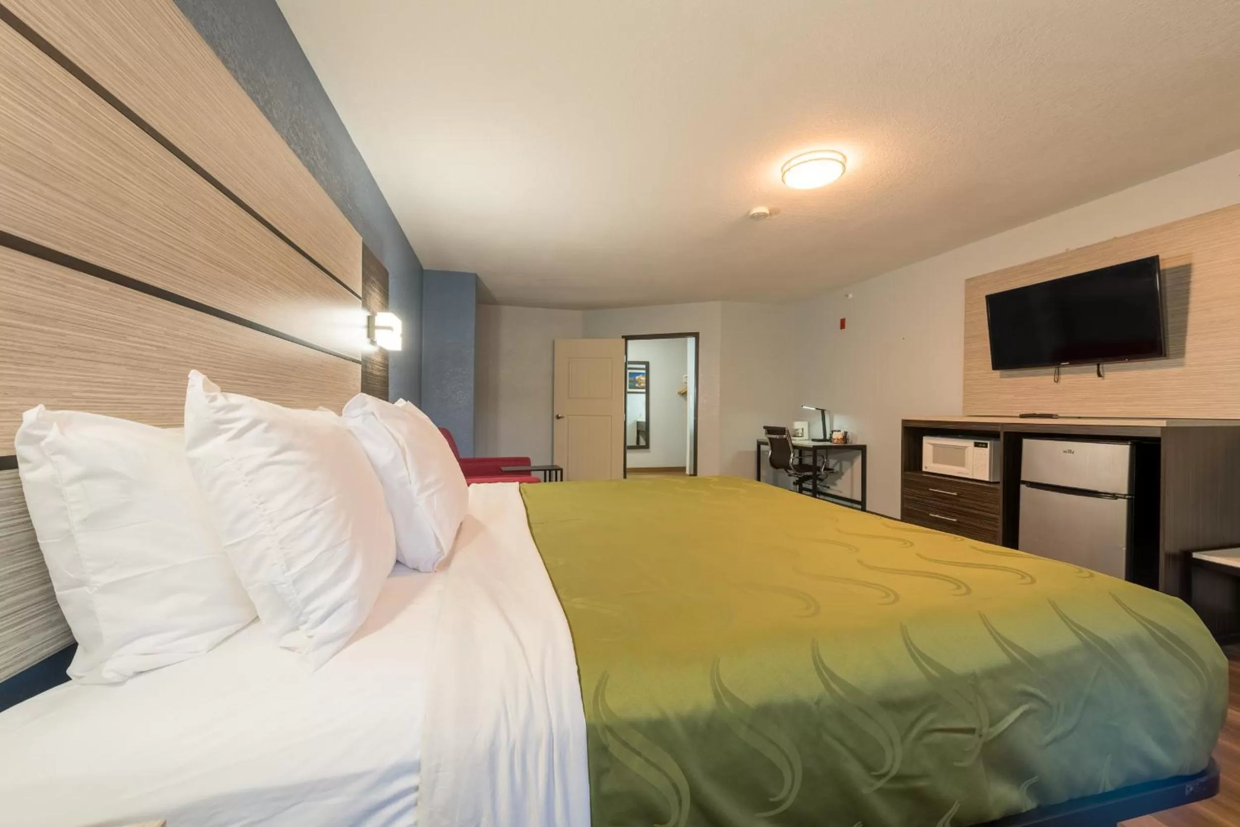 King Room - Non Smoking in Quality Inn & Suites Manitou Springs at Pikes Peak