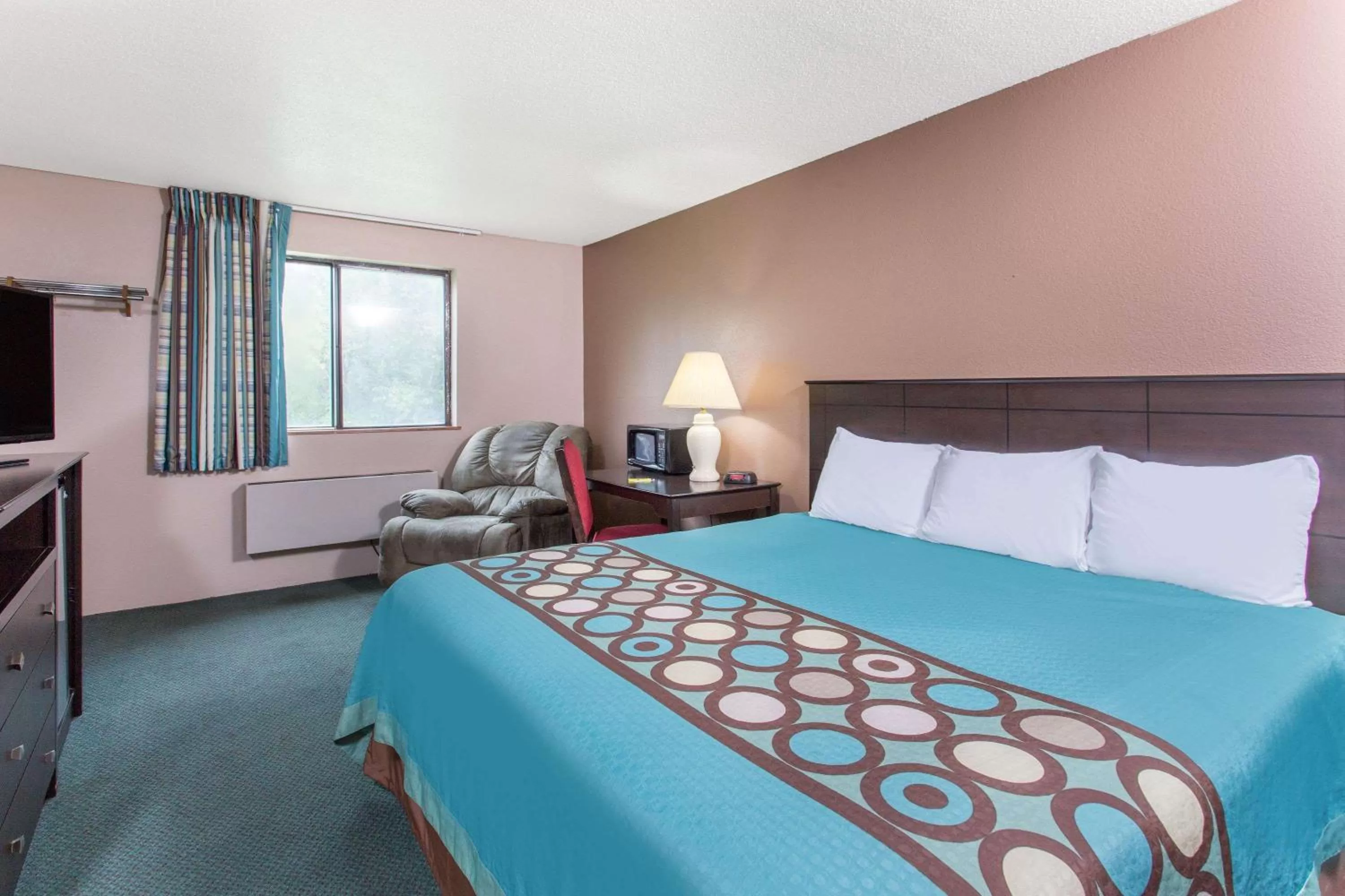 Queen Room - Mobility Access/Non-Smoking in Super 8 by Wyndham Austin MN
