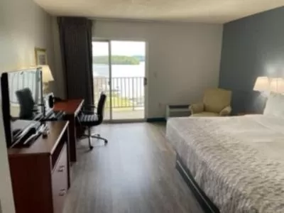 King Room with Water View - Non-Smoking in Baymont on the lake by Wyndham Hot Springs