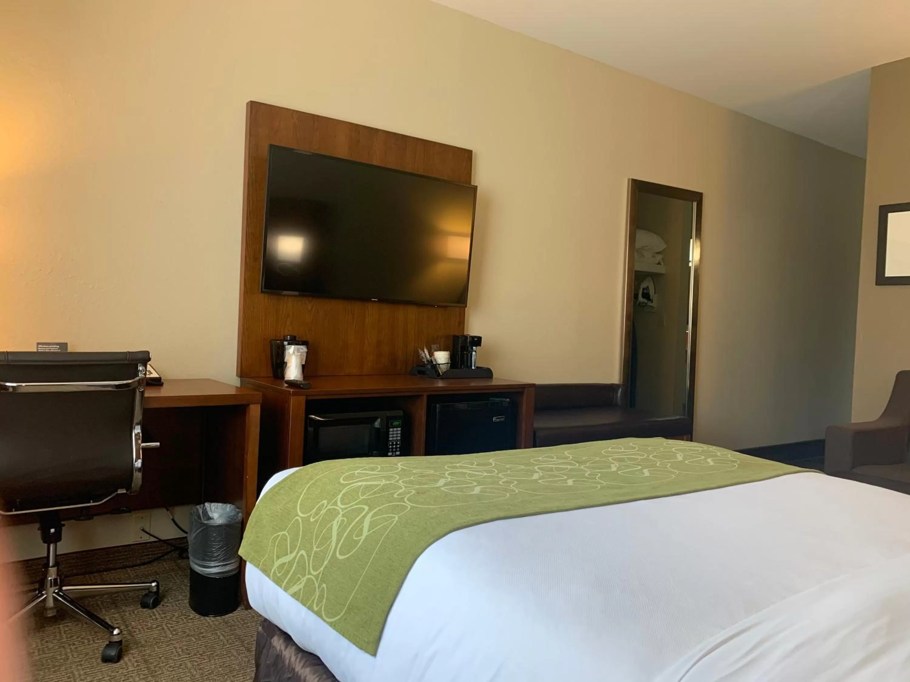 Queen Suite with Tub - Accessible/Non-Smoking in Comfort Suites Peoria I-74