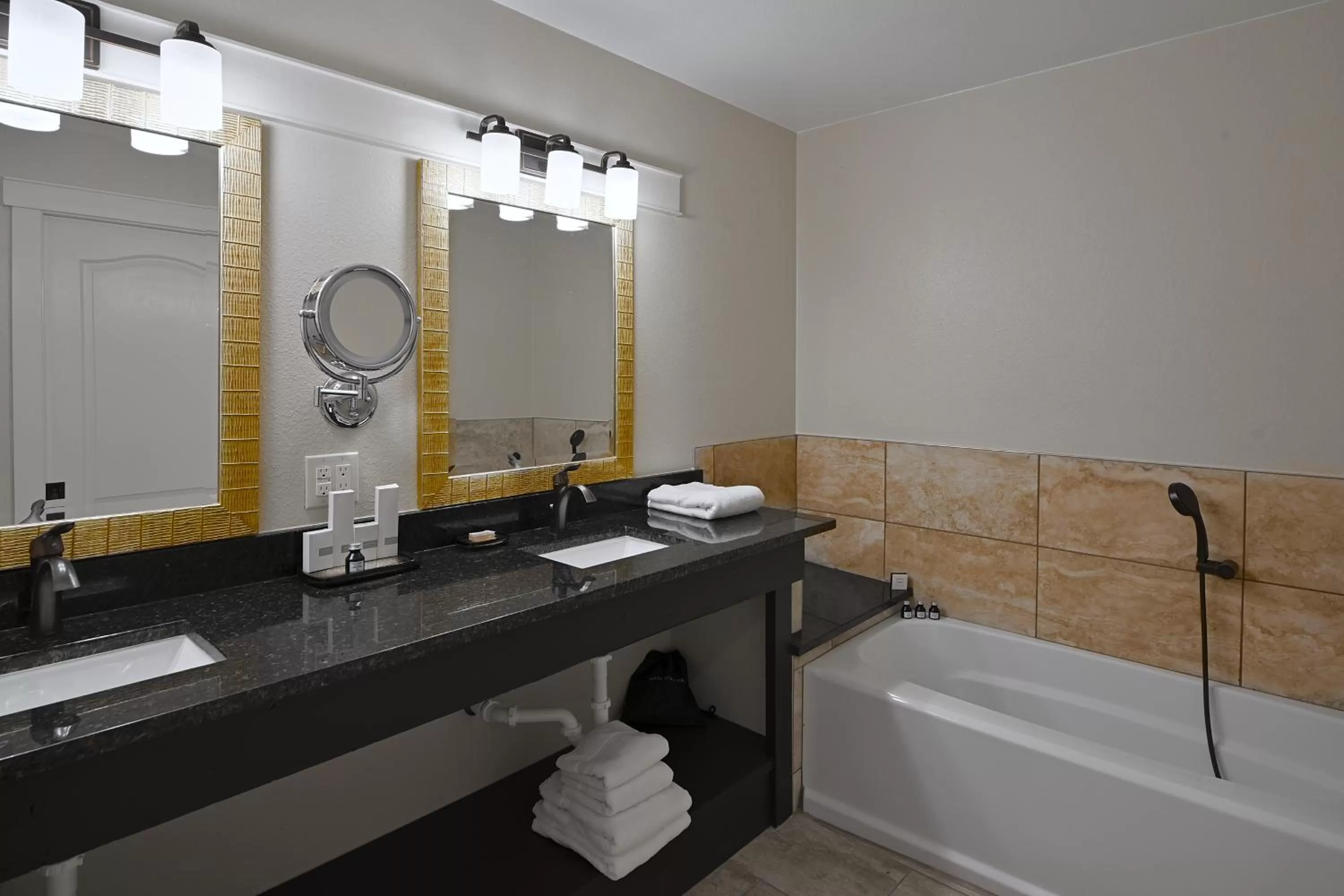 Queen Suite in Carter Creek Winery Resort & Spa