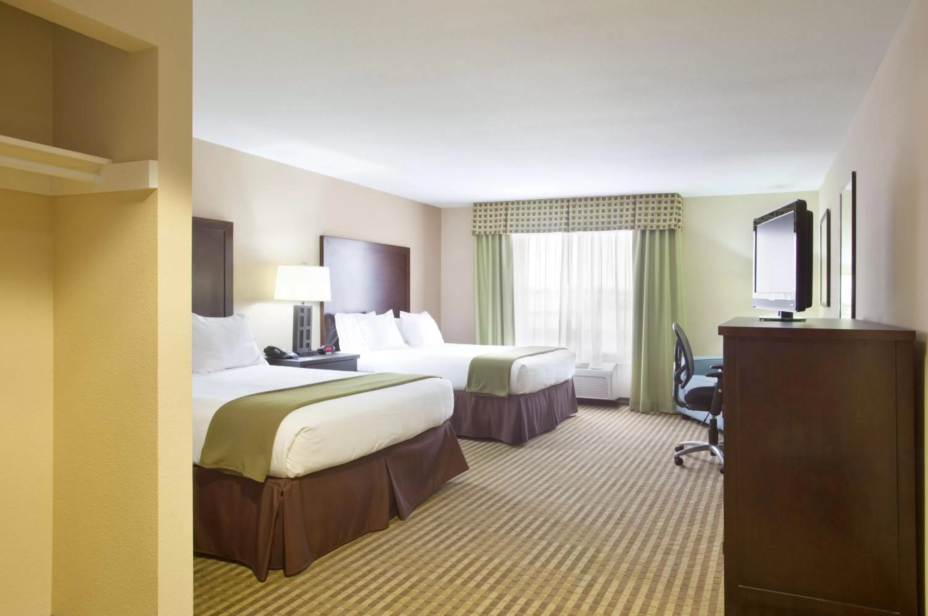 Queen Room with Two Queen Beds - Disability Access in Holiday Inn Express Le Roy, an IHG Hotel