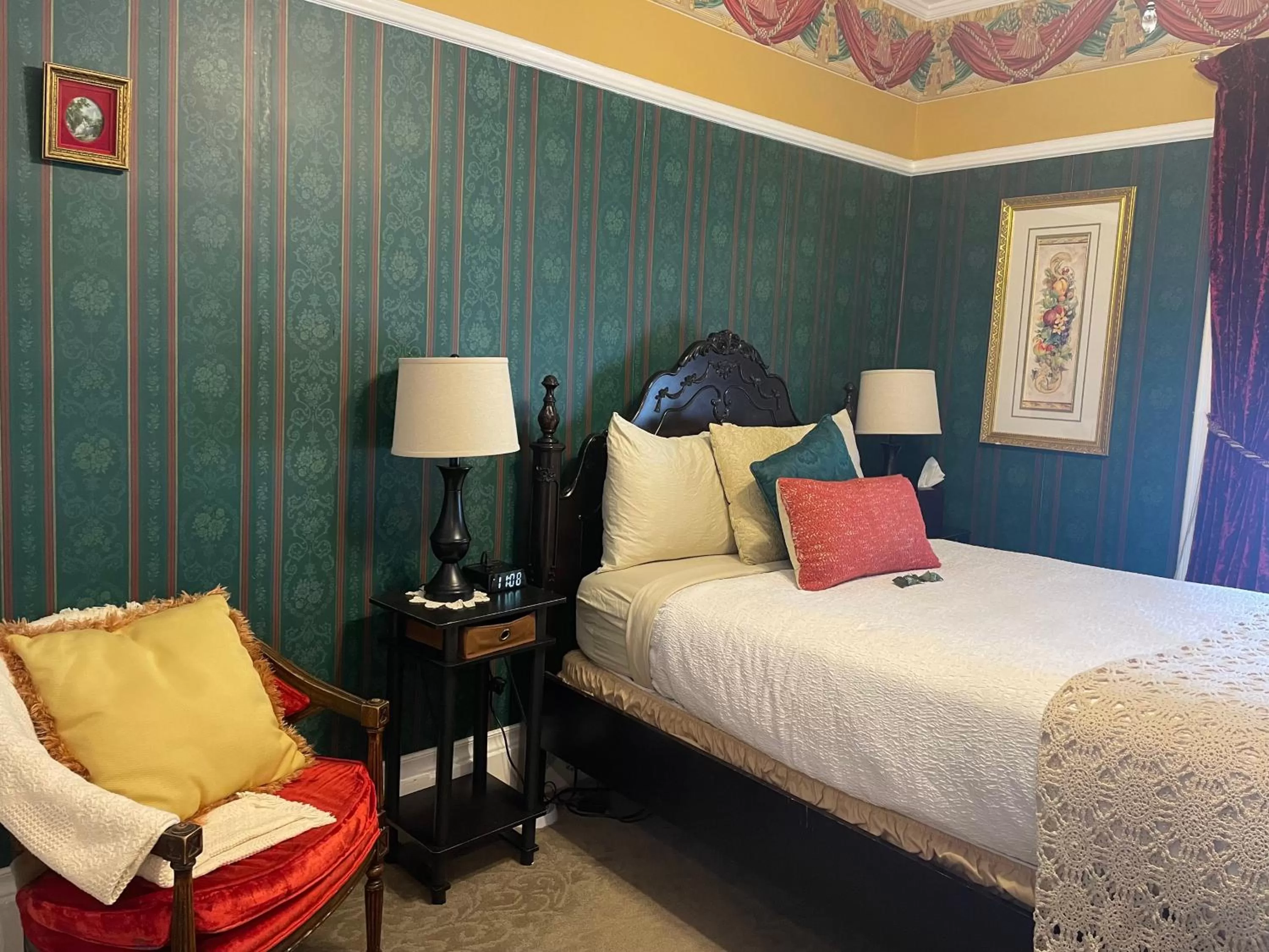 Queen Suite with Spa Bath in Heber Senator Bed and Breakfast