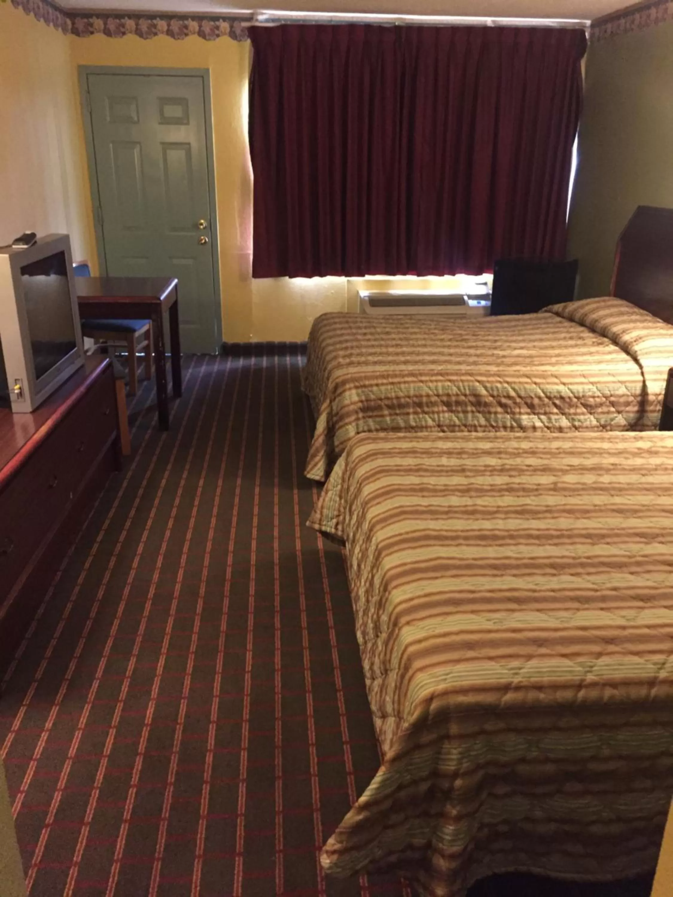 Budget Double Room - single occupancy - Smoking in Camelot Inn