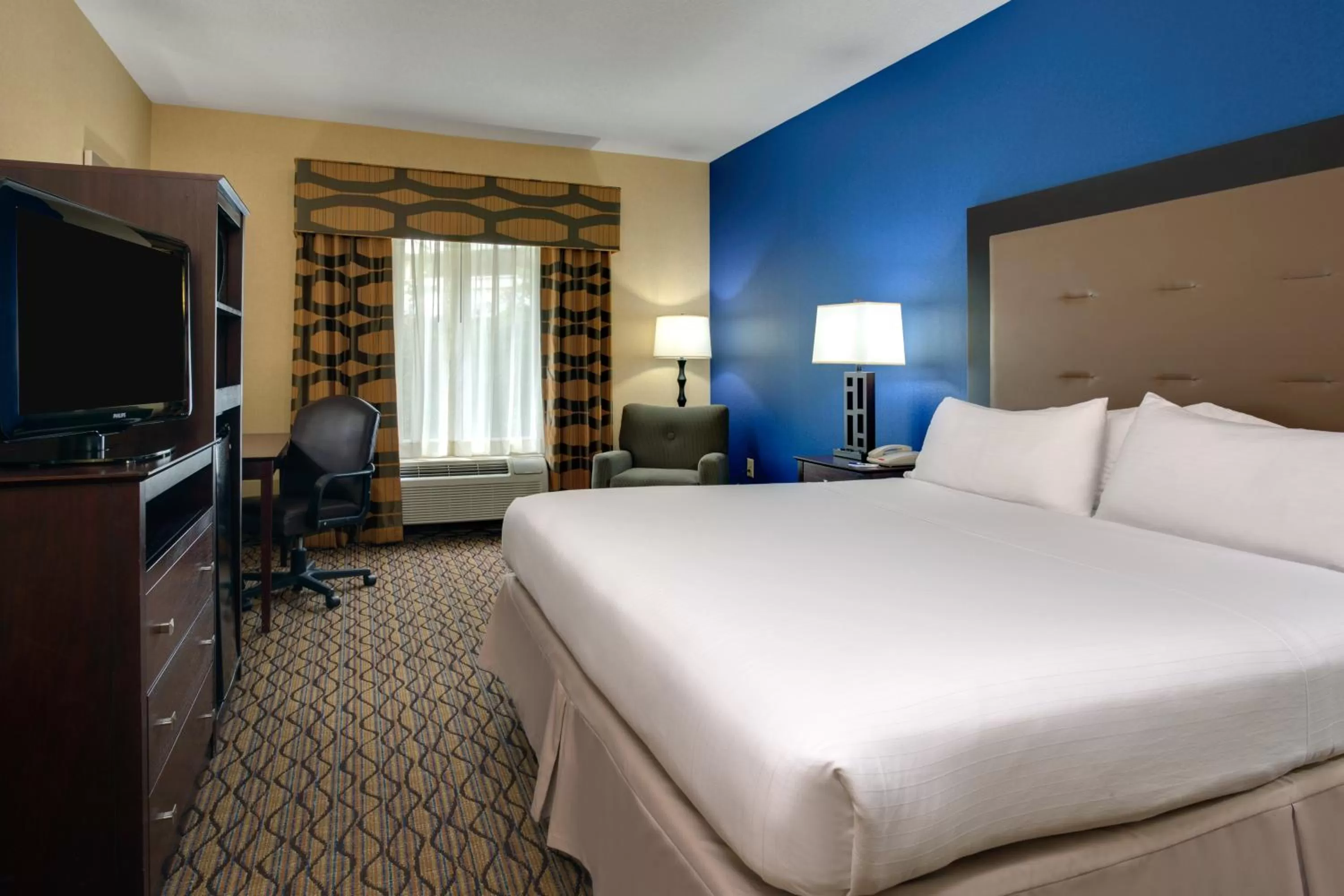 King Room - Hearing Accessible in Holiday Inn Express Tower Center New Brunswick by IHG