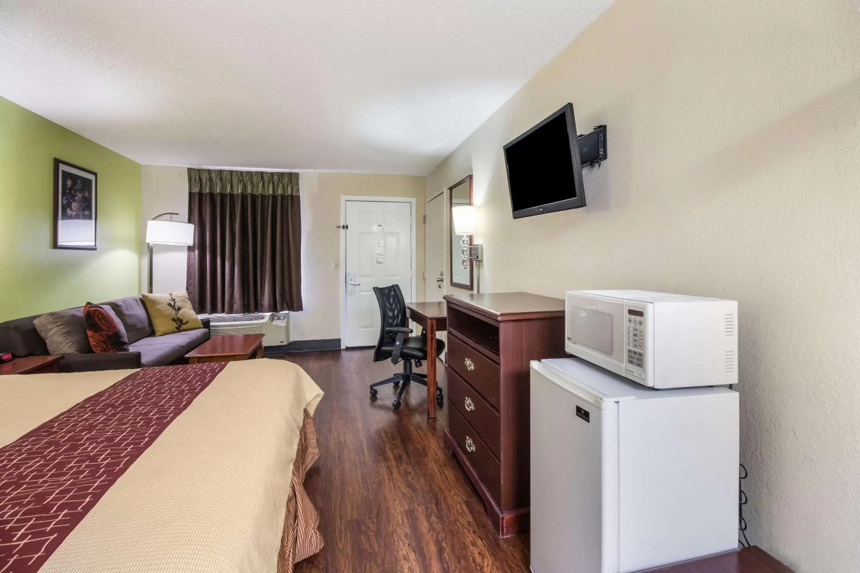 Standard King Room - Non-Smoking  in Rodeway Inn Bolivar