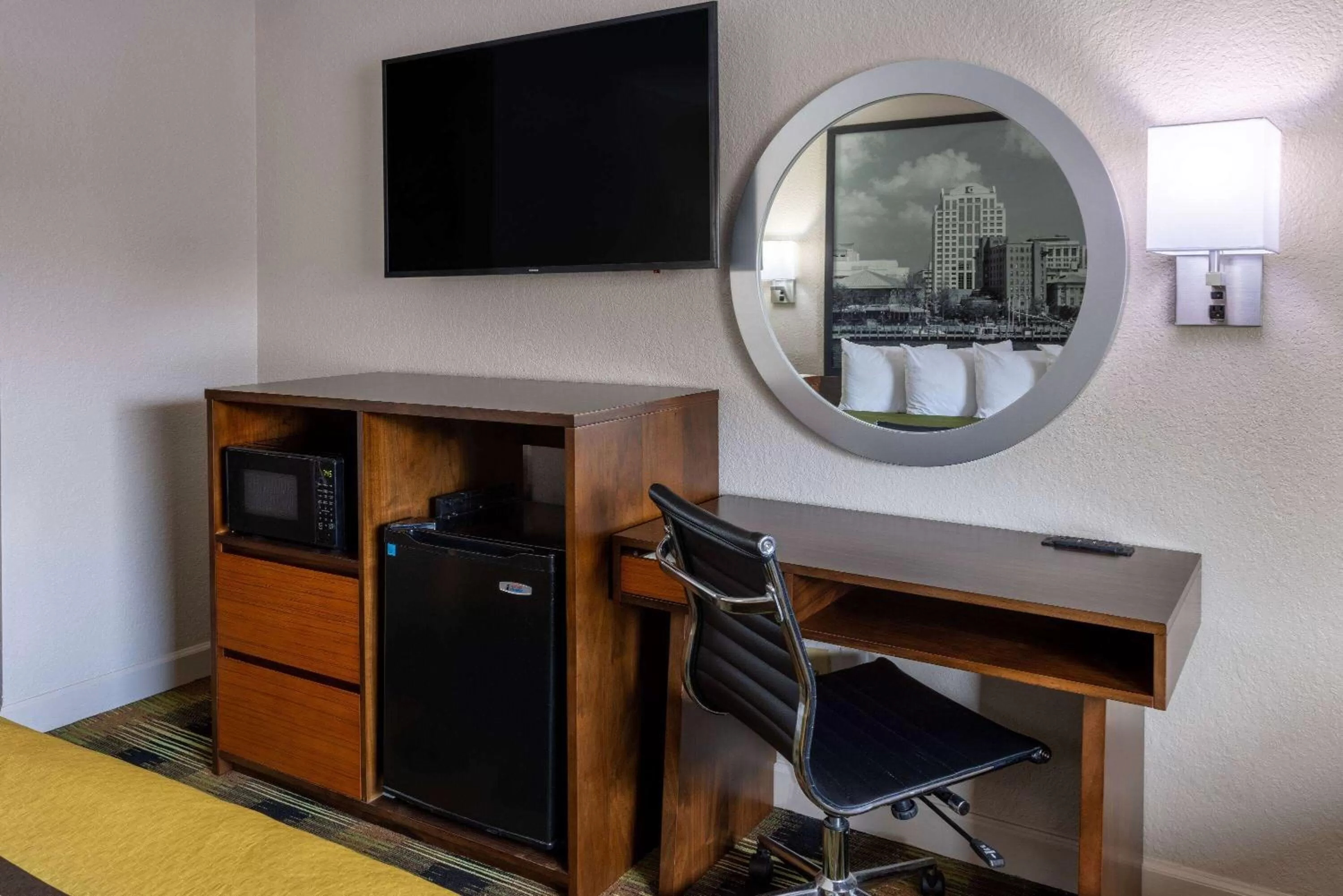 King Room - Non-Smoking in Super 8 by Wyndham Williamsburg/Historic Area