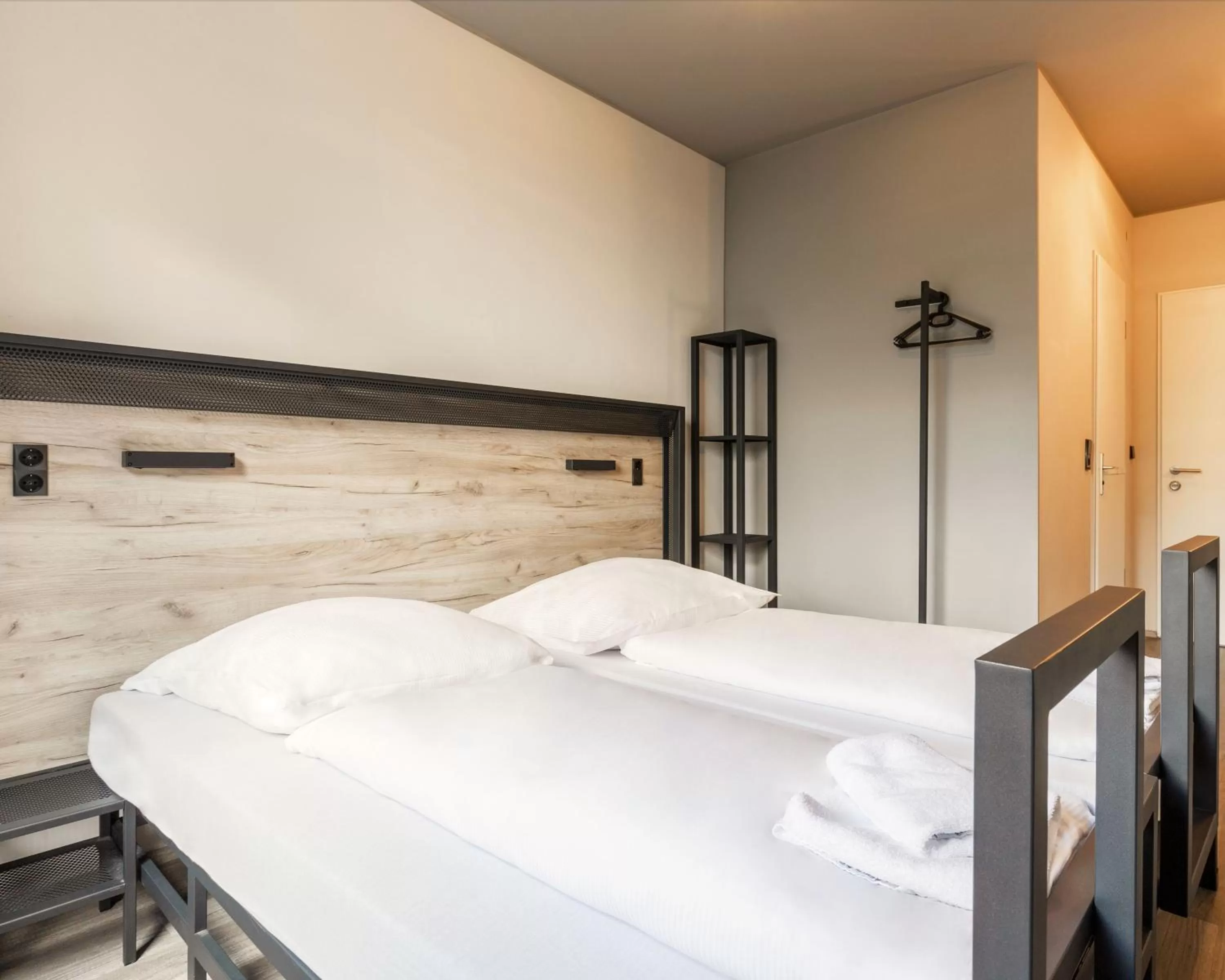 Twin room for Single use in a&o Berlin Hauptbahnhof