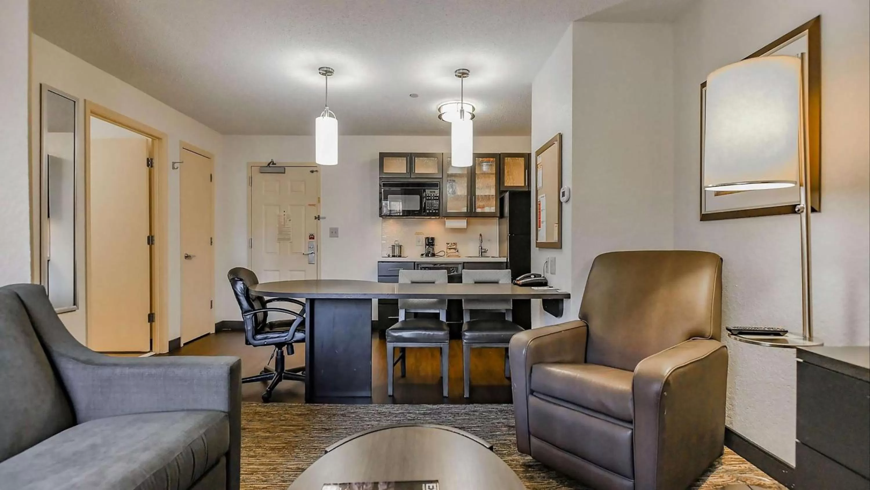 One-Bedroom Queen Suite in Sonesta Simply Suites Anaheim