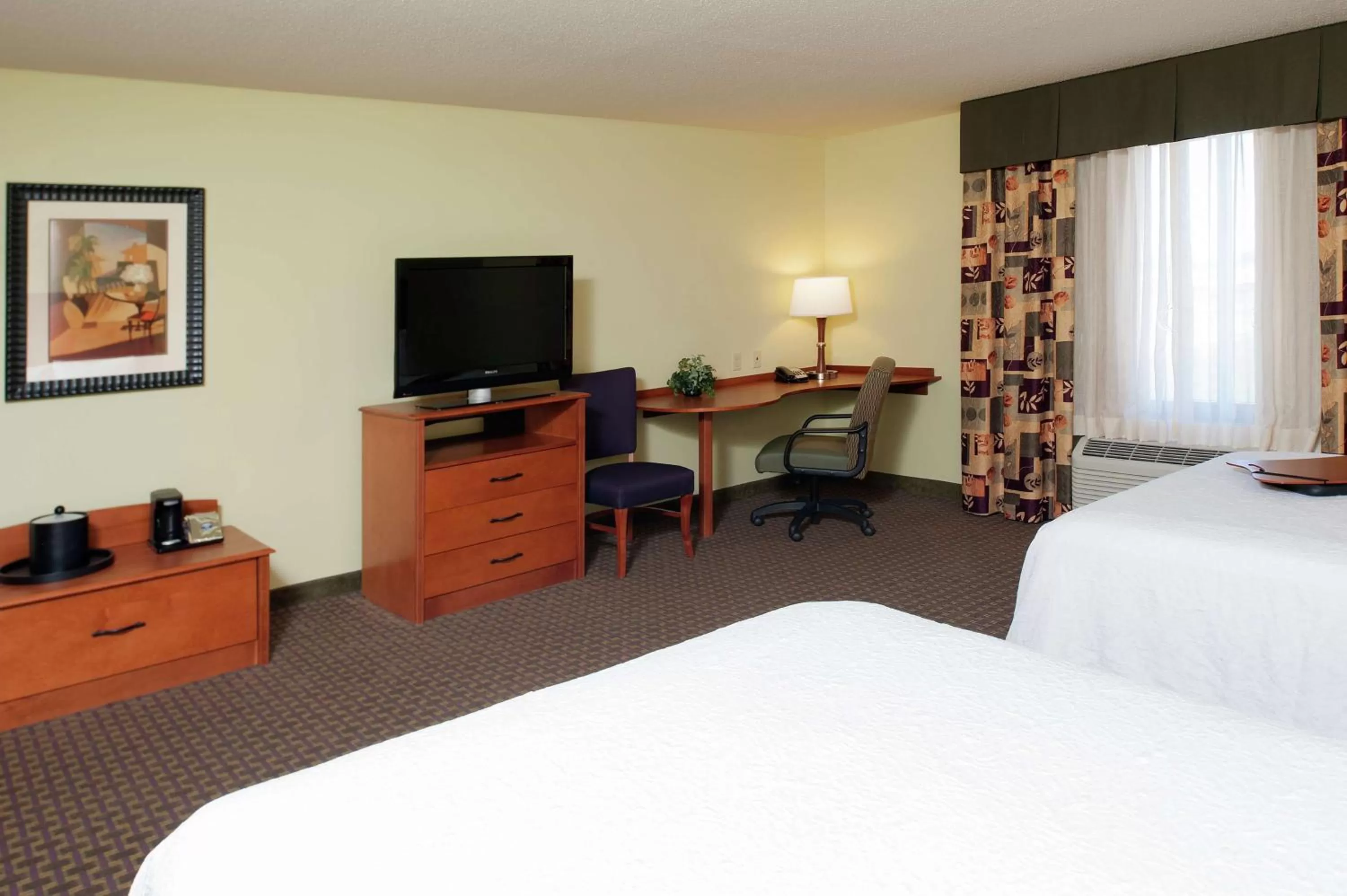 Queen Room with Two Queen Beds - Mobility and Hearing Access/Non-Smoking in Hampton Inn Macomb
