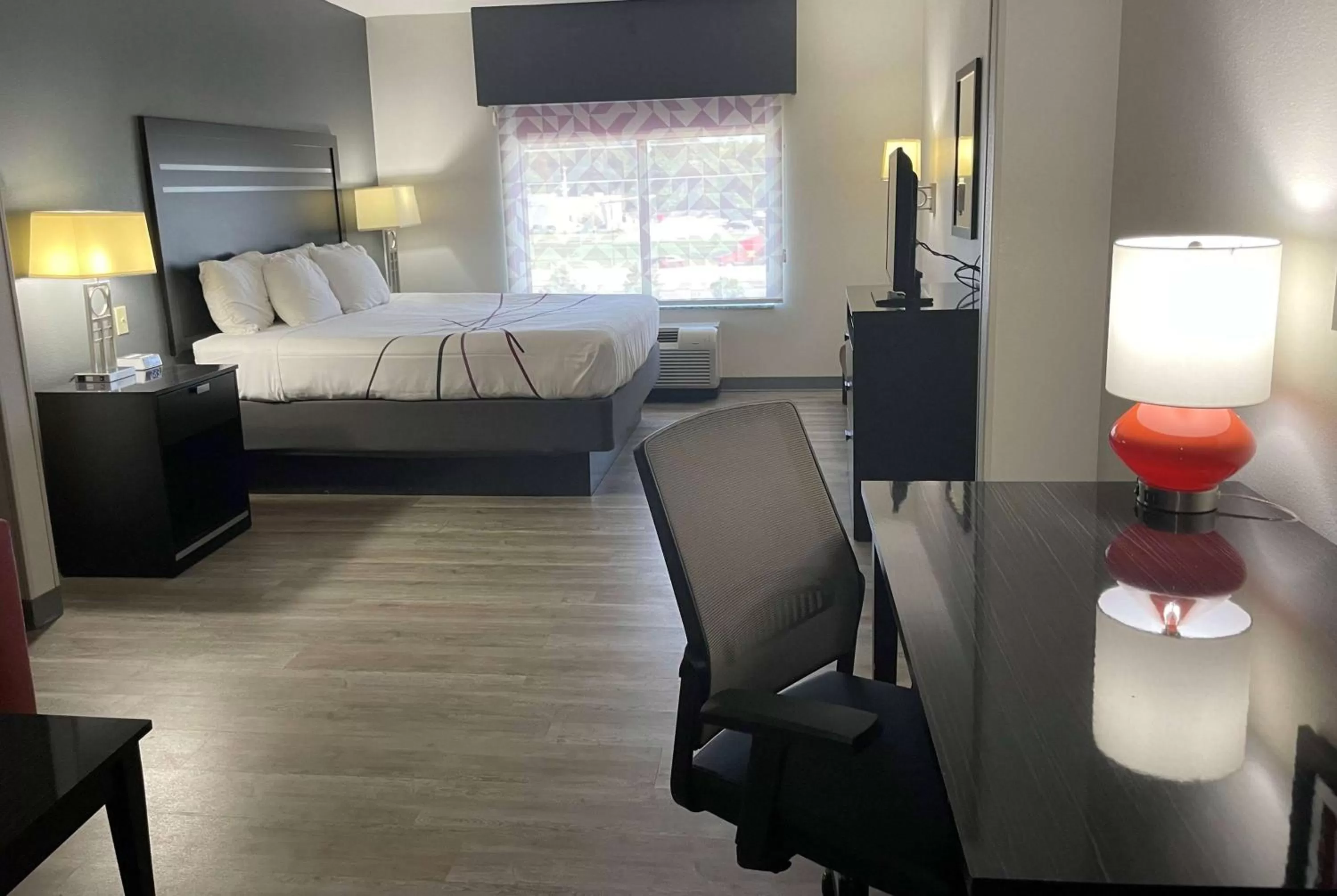 Mobility Accessible King Suite with Jetted Tub - Non-Smoking in La Quinta Inn & Suites by Wyndham Tulsa Midtown