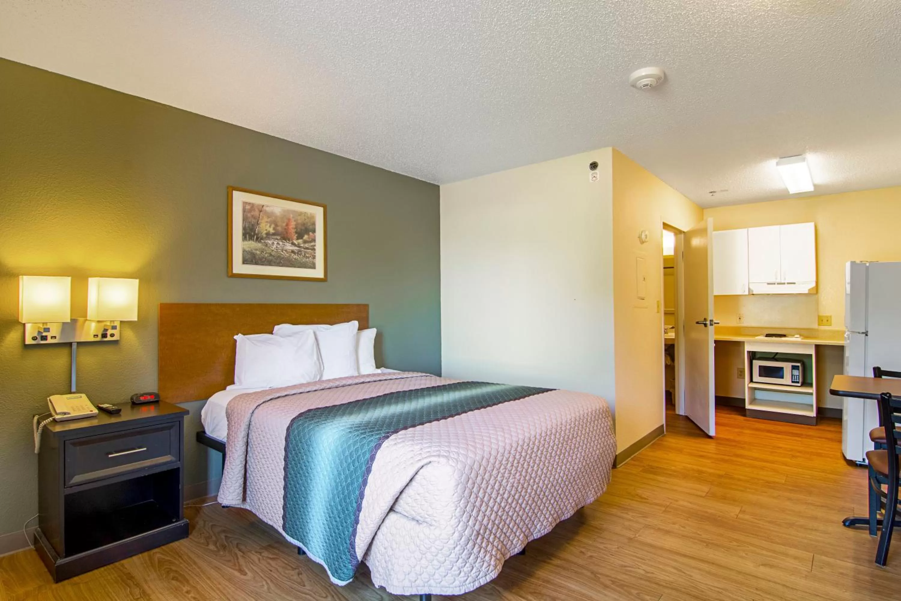 Studio One Double Room Non-Smoking in HomeTowne Studios by Red Roof Chicago - Waukegan