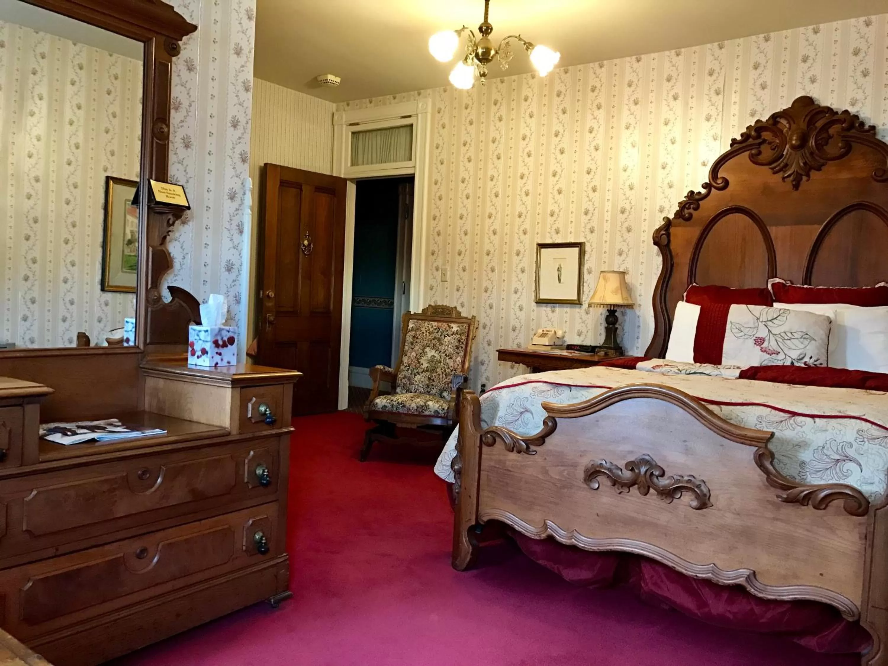 Deluxe Room in The Redstone Inn and Suites