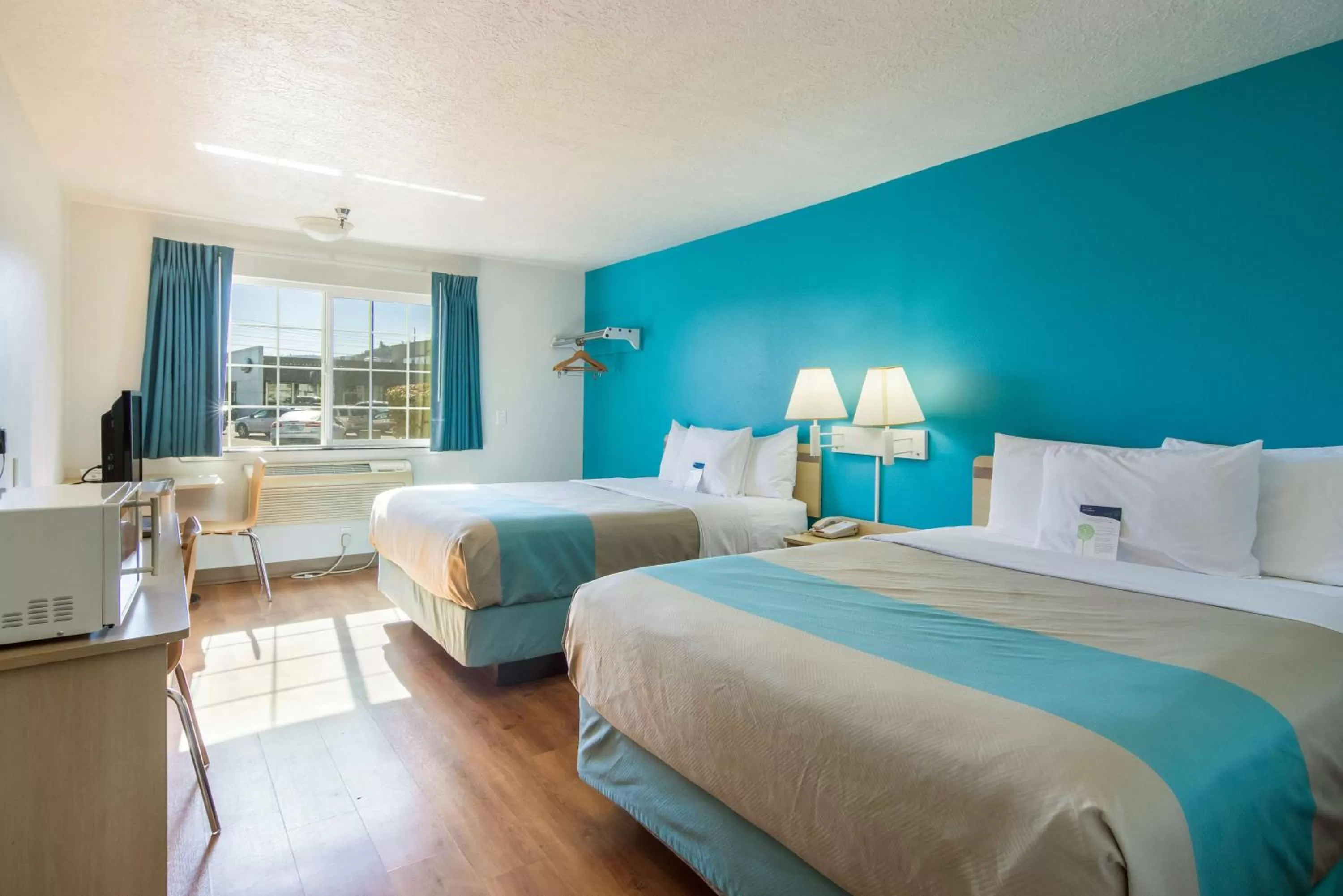 Quadruple Room - single occupancy - Disability Access - Non-Smoking in Motel 6-The Dalles, OR