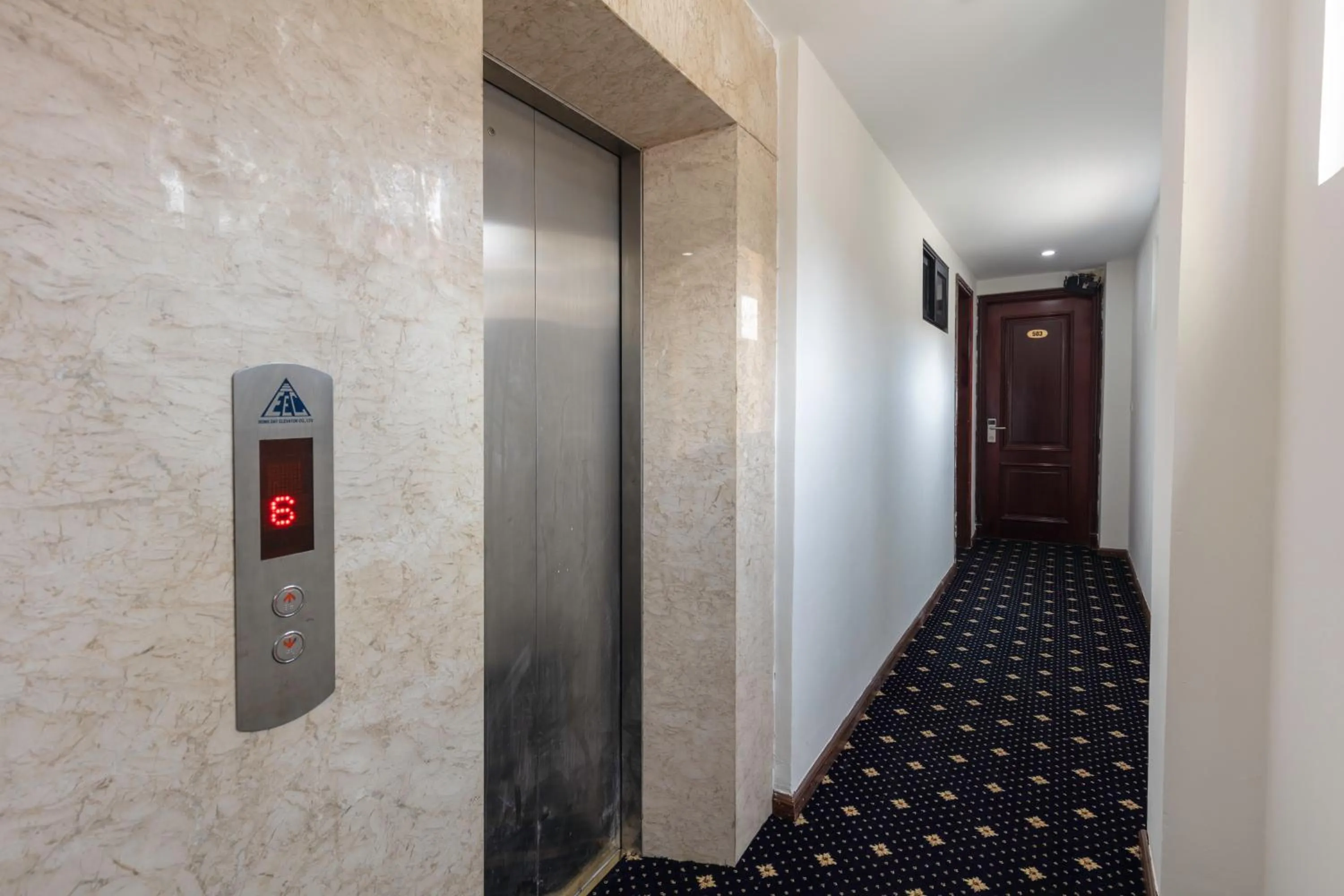 elevator in Queen Light Hotel - Ha Noi Old Quater
