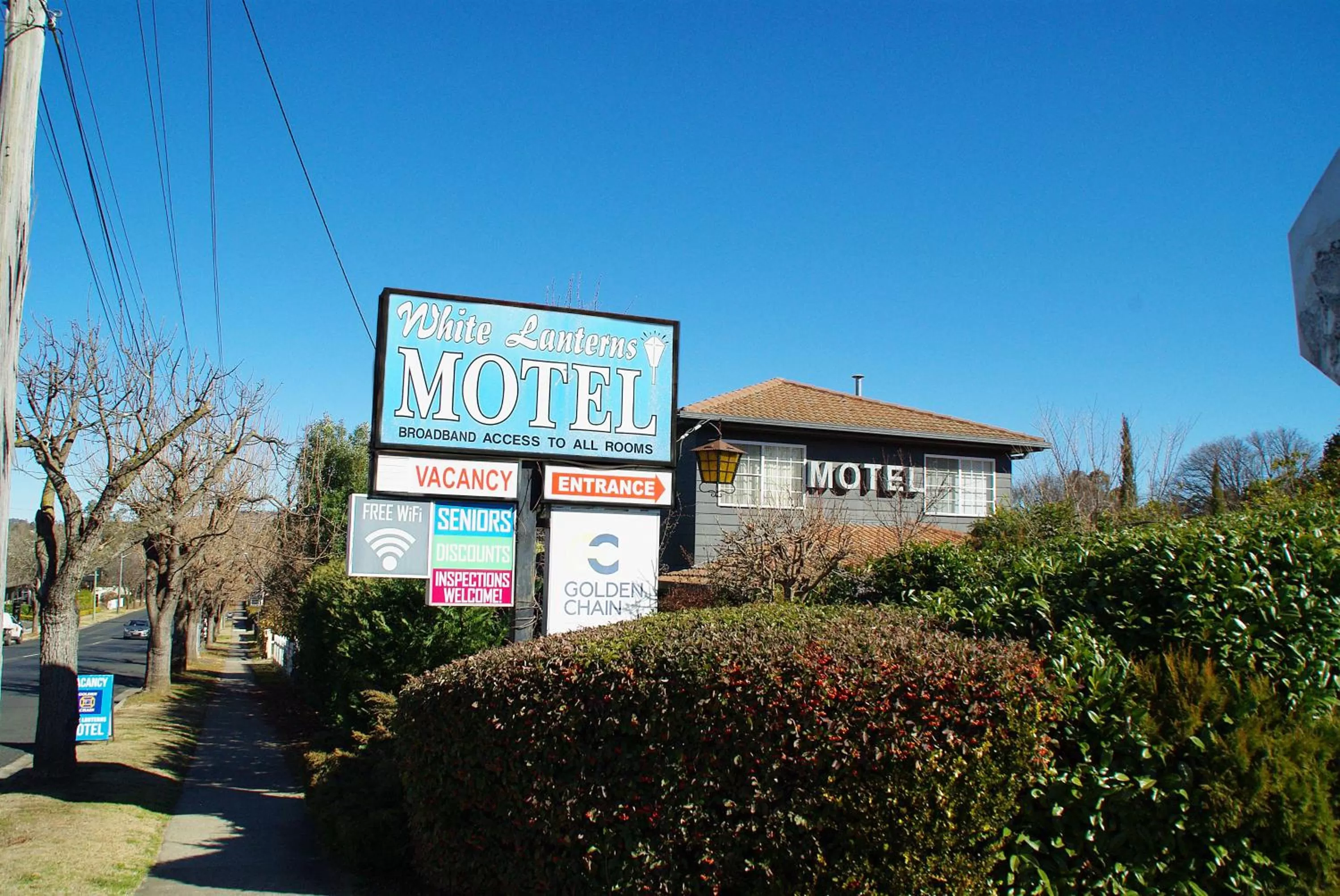 Day in White Lanterns Motel