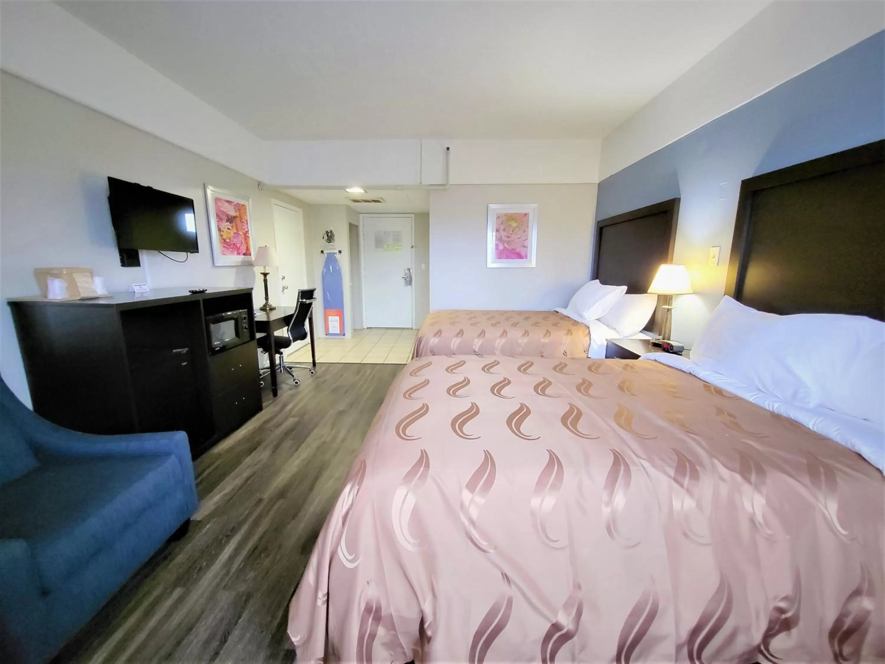 Standard Double Room with Two Double Beds - Smoking in Rodeway Inn Norfolk