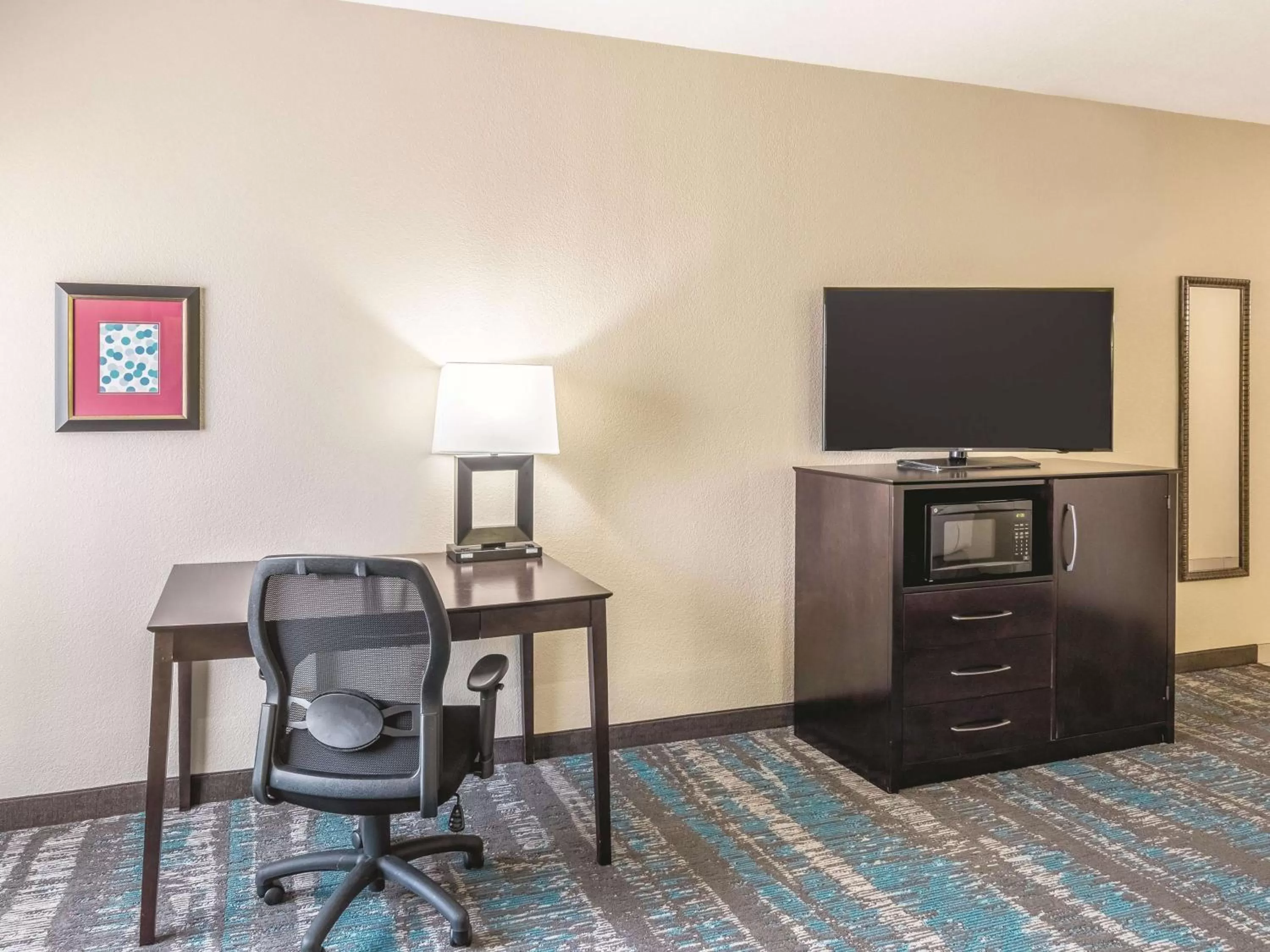 King Room with Bath Tub - Mobility/Hearing Accessible - Non-Smoking in La Quinta by Wyndham Dallas Grand Prairie South