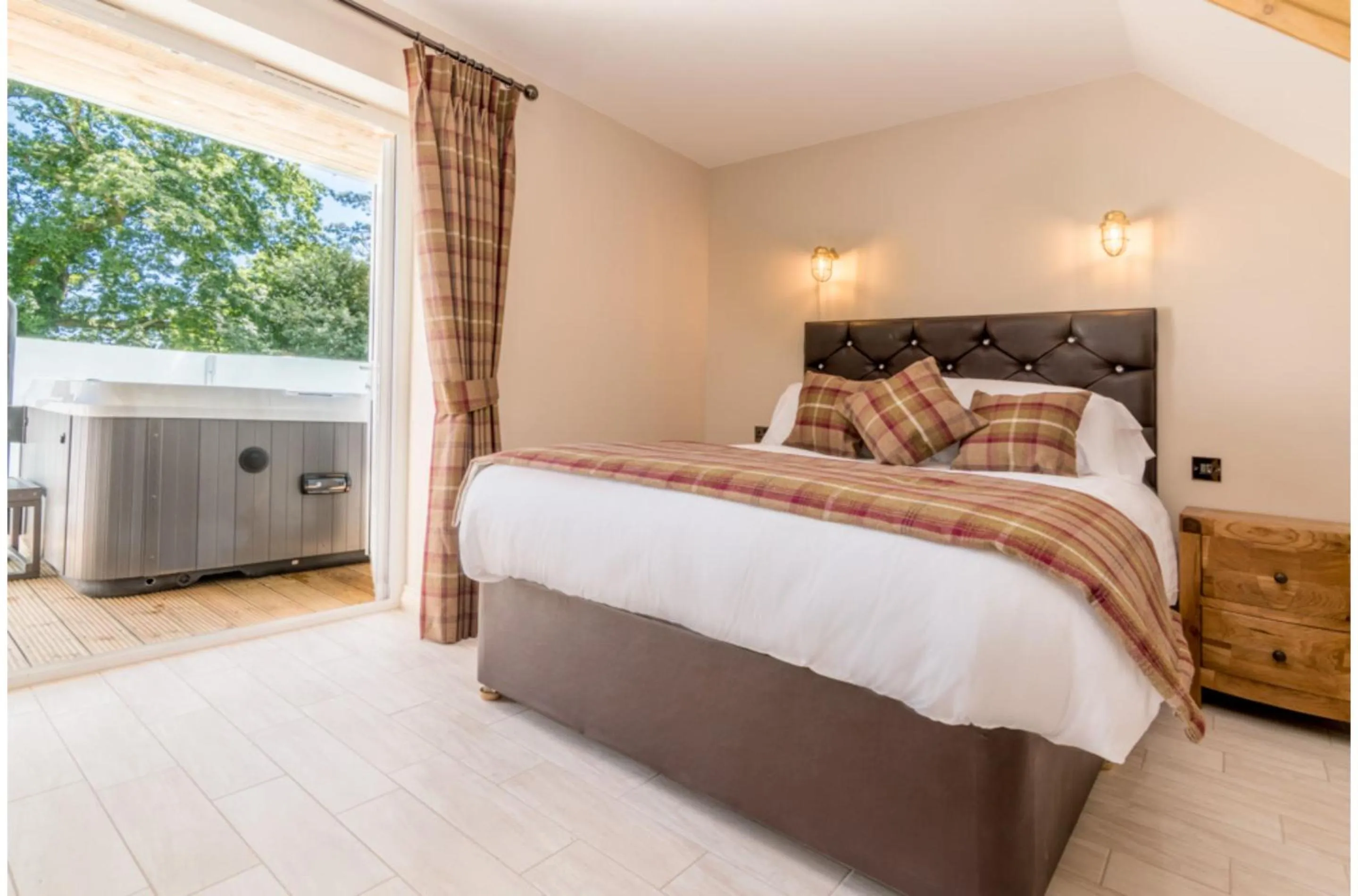 Deluxe Double Suite with Hot tub in Orestone Manor