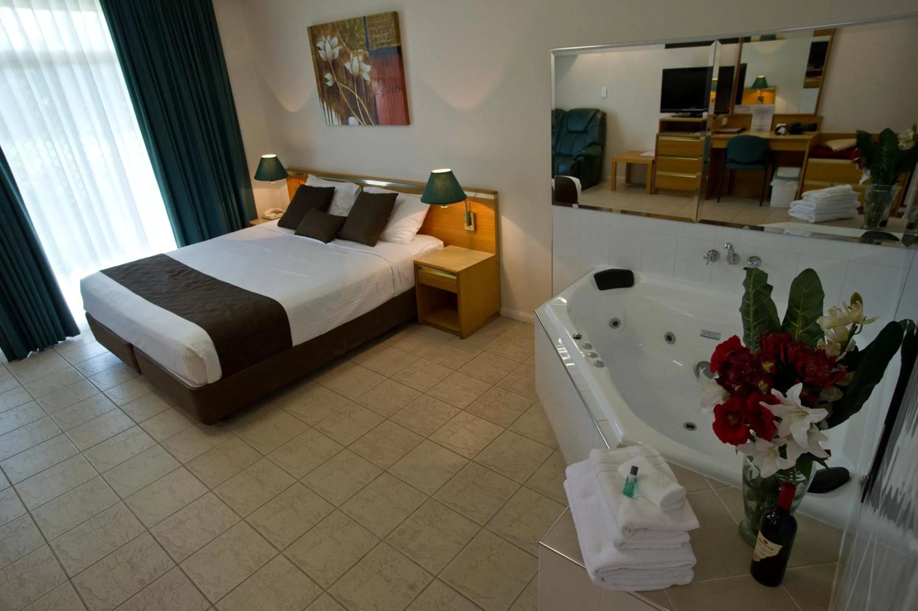 King Suite with Spa Bath - Non-Smoking in Mid City Motor Inn Singleton