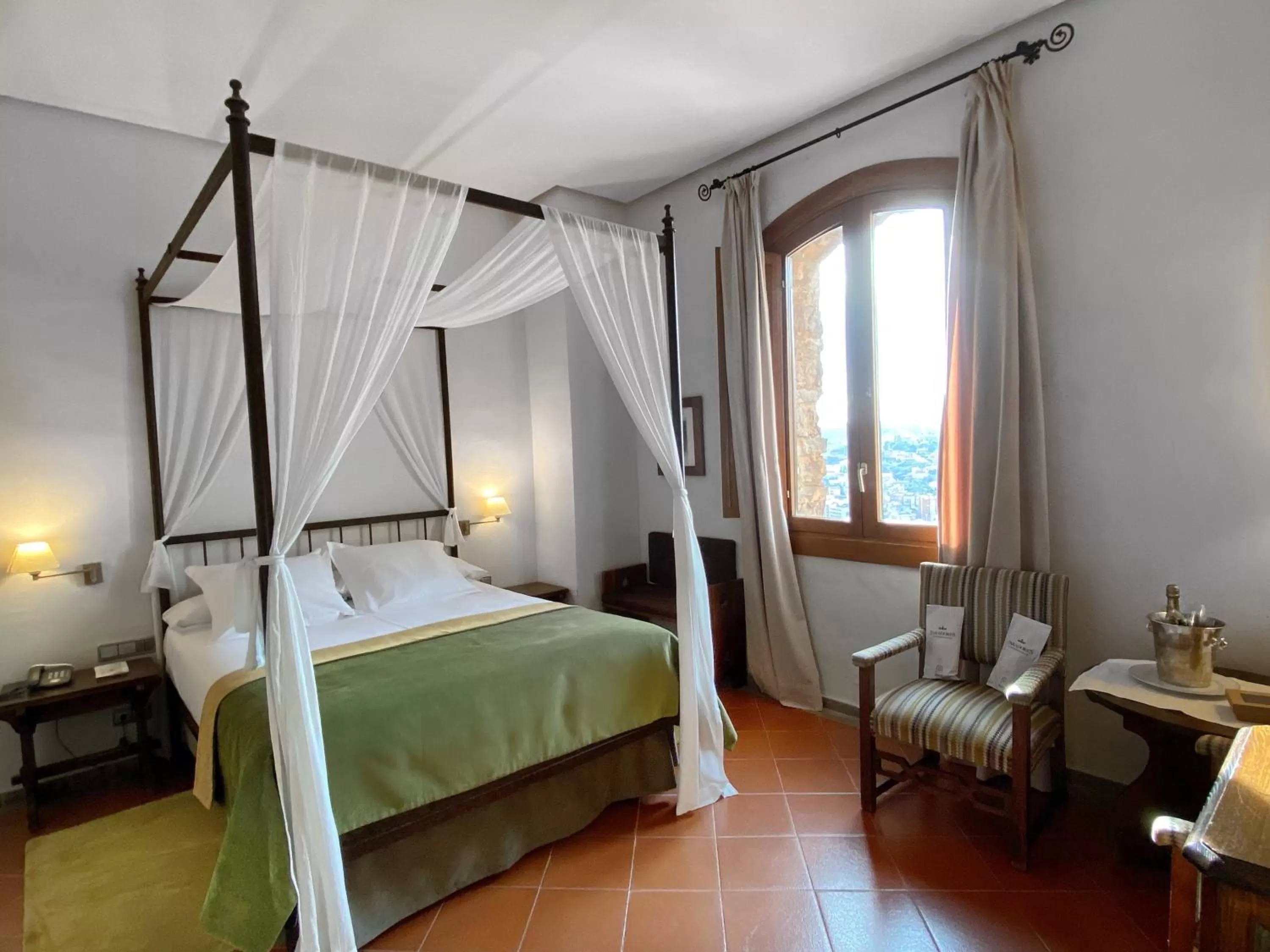 Photo of the whole room, Bed in Parador de Cardona