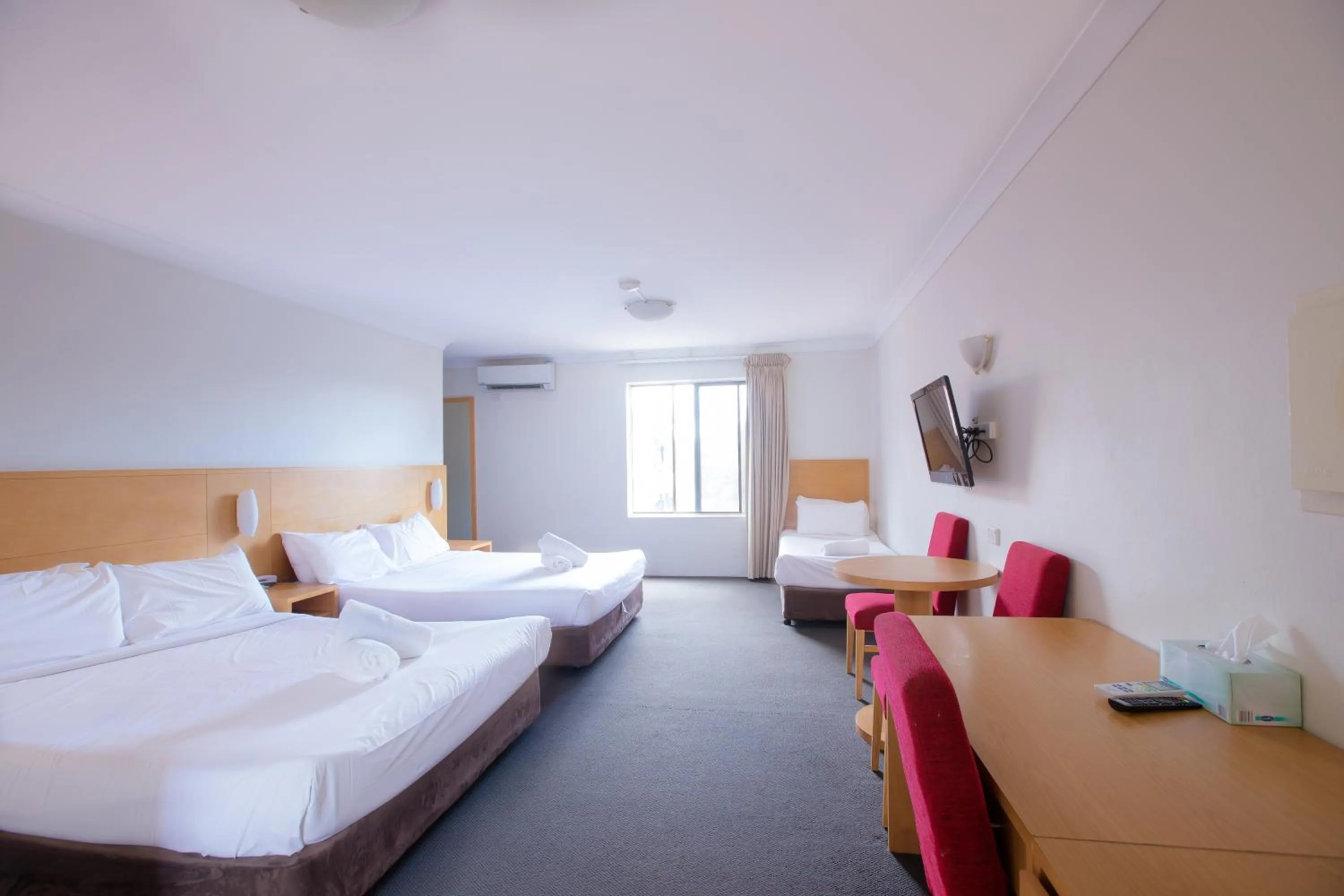 Deluxe Family Suite in Garden Lodge Sydney Hotel