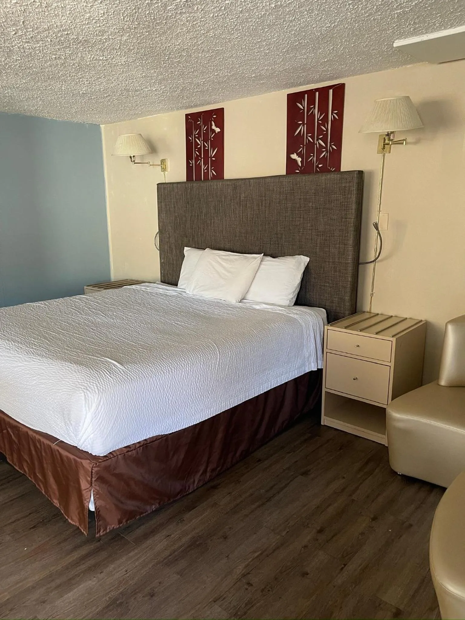 Standard King Room - Non-Smoking  in Safari Motel