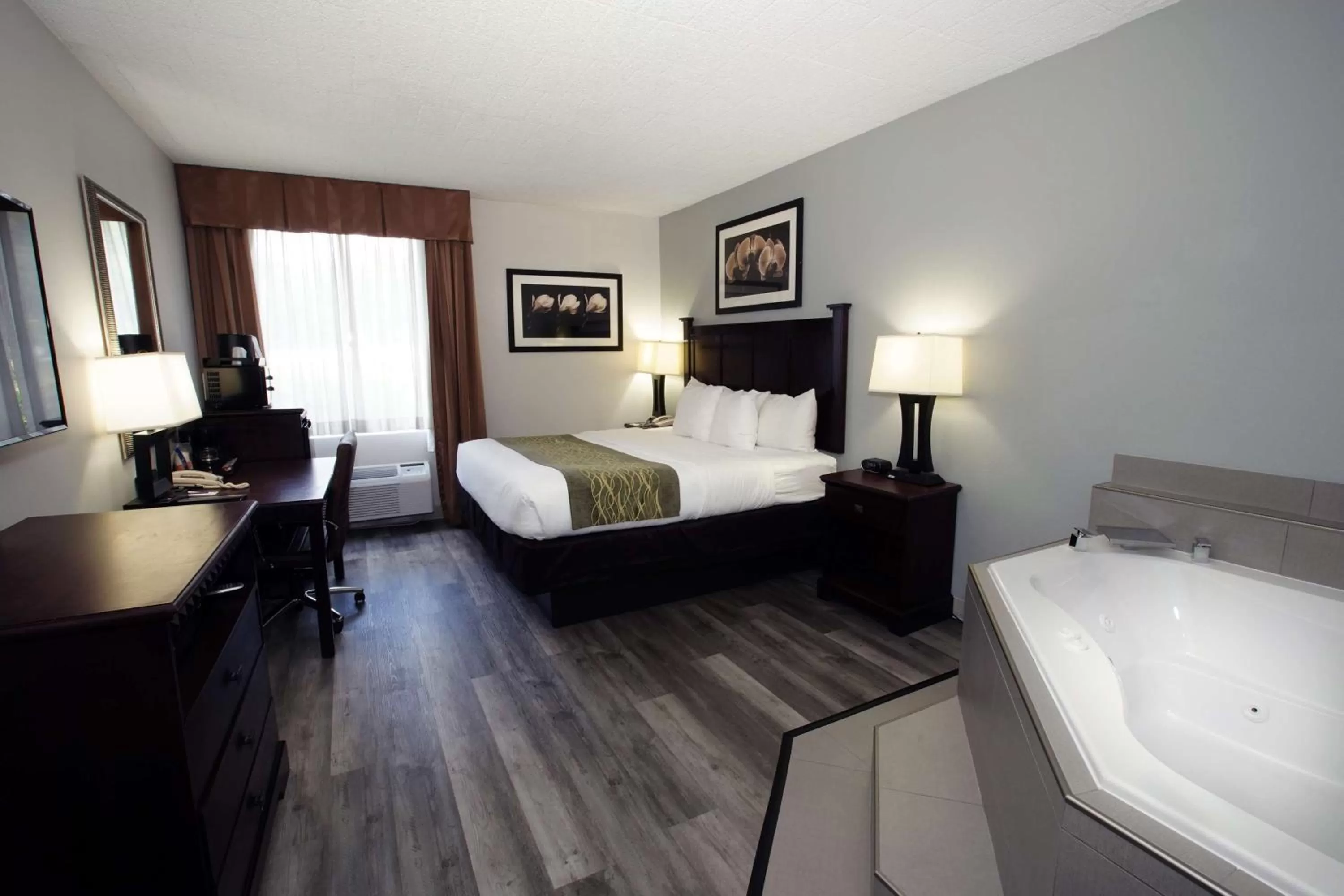 King Room with Whirlpool in Best Western Paramus Hotel & Suites
