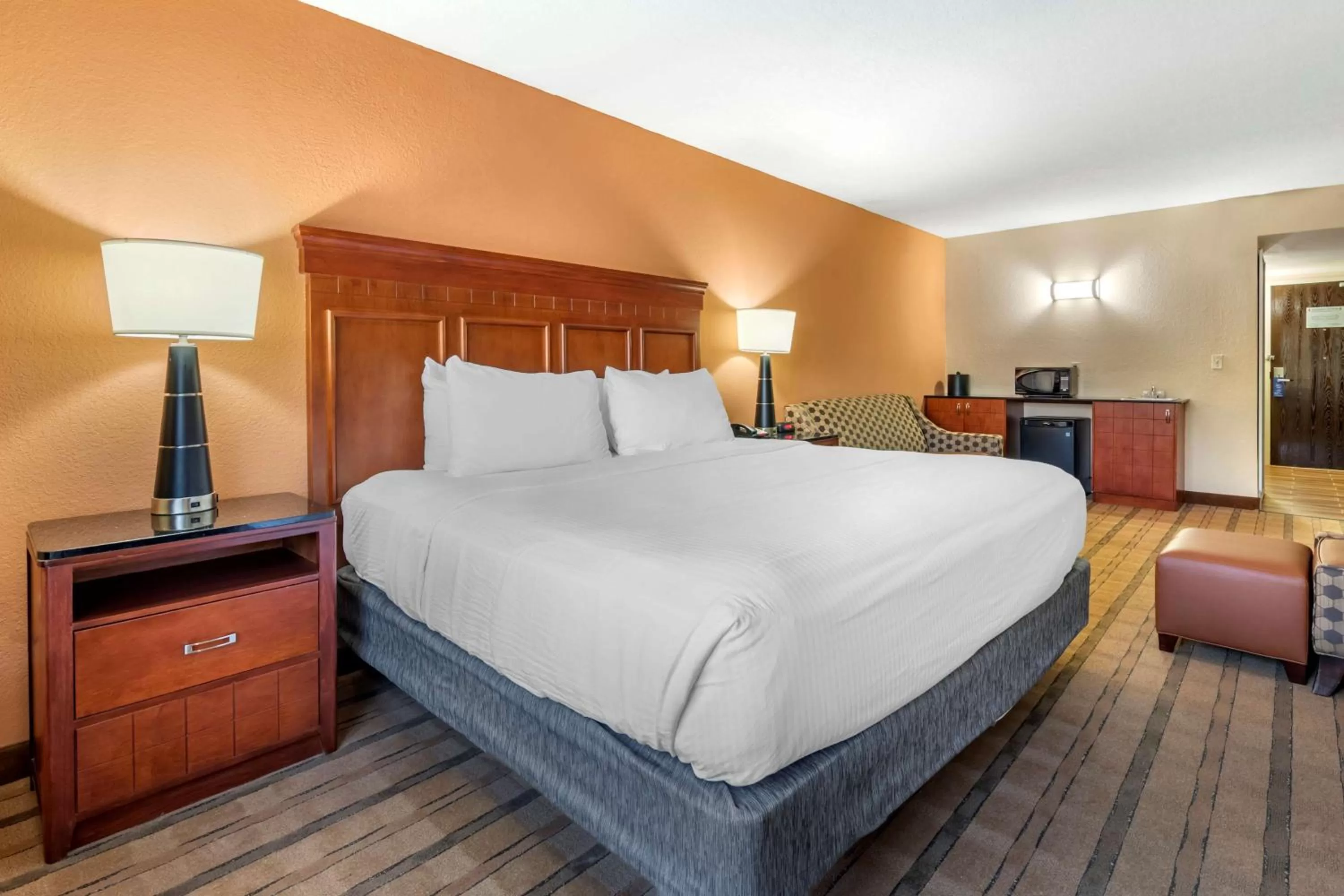 King Suite with Bath Tub, Sofa Bed and Wet Bar - Disability Access/Non-Smoking in Best Western Plus Flagler Beach Area Inn & Suites