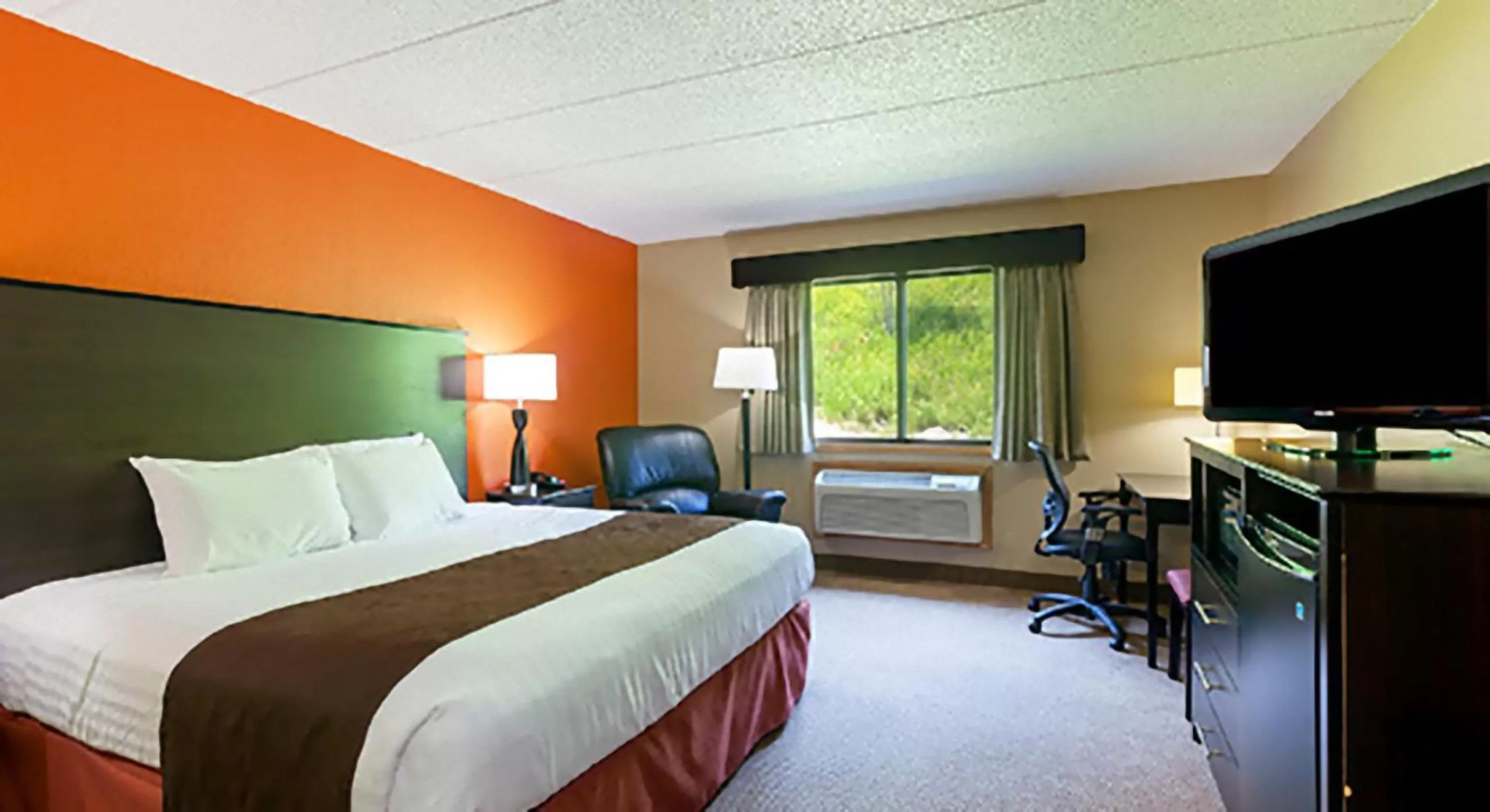 King Suite - Non-Smoking in AmericInn by Wyndham Algona