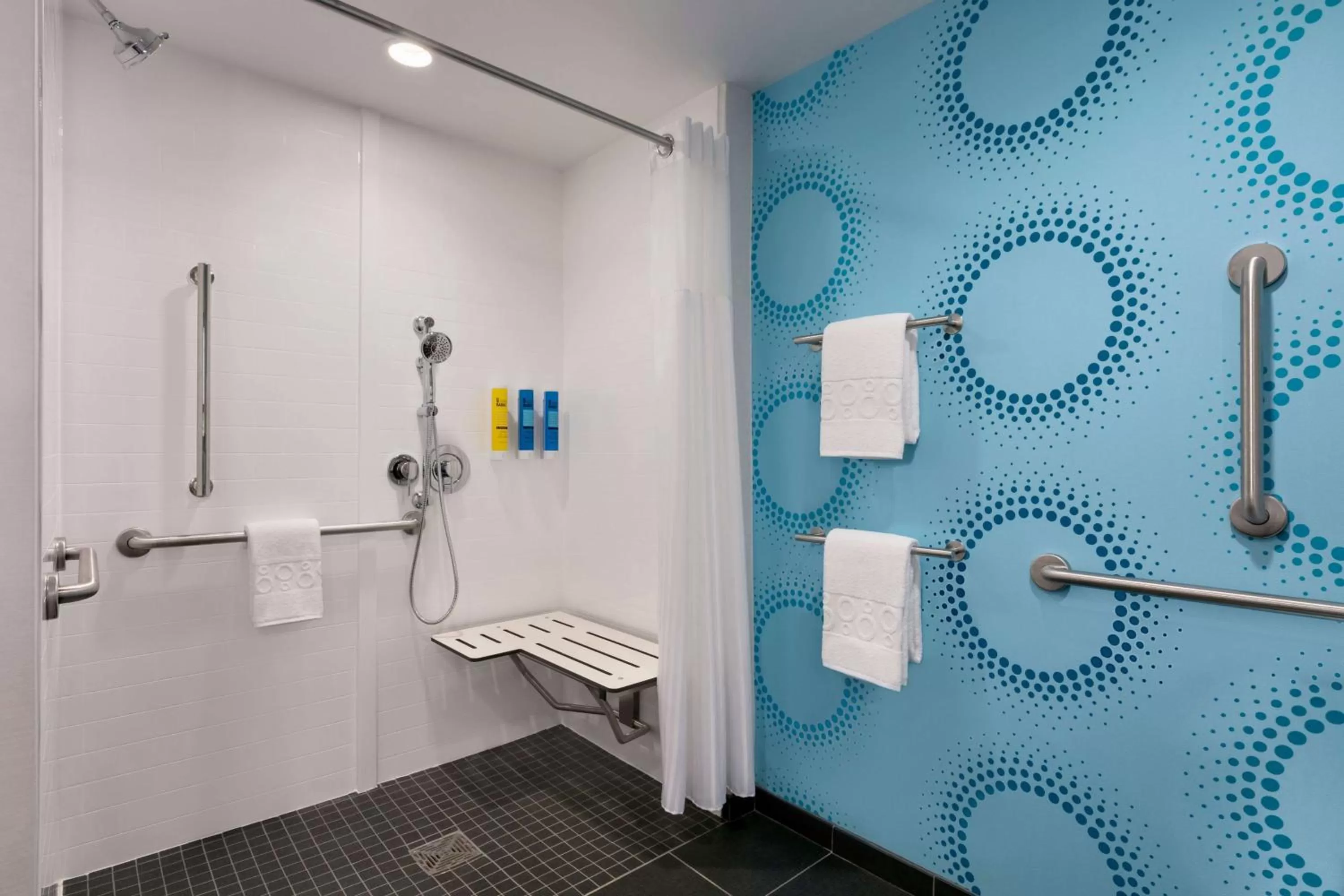 King Room with Roll-In Shower - Mobility Access in Tru By Hilton Easton
