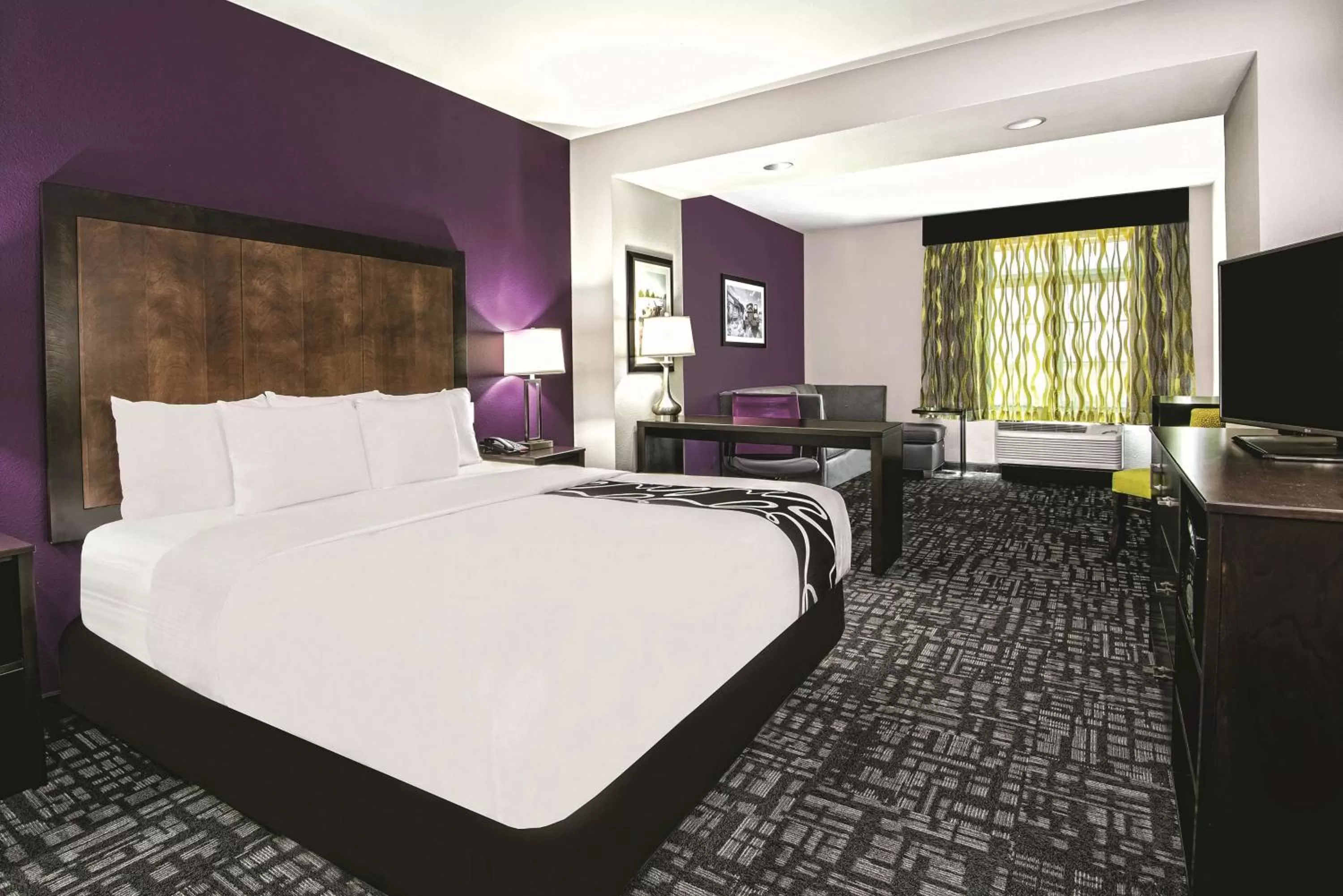 Deluxe King Room with Bath Tub - Mobility/Hearing Accessible - Non-Smoking in La Quinta by Wyndham Monahans